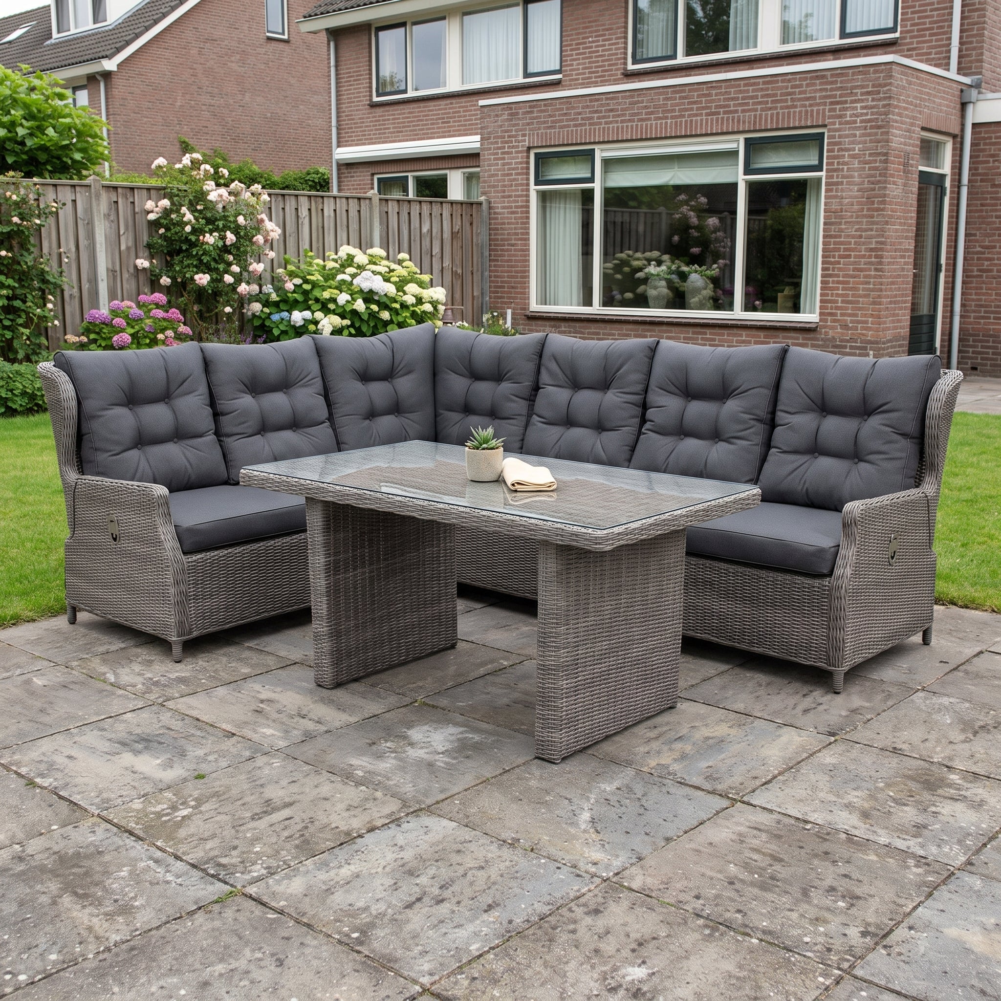 Barcelona Lounge Dining Hoekbank - Glas / Kobo Grey in een sfeervolle tuin - Outnest tuinmeubelen