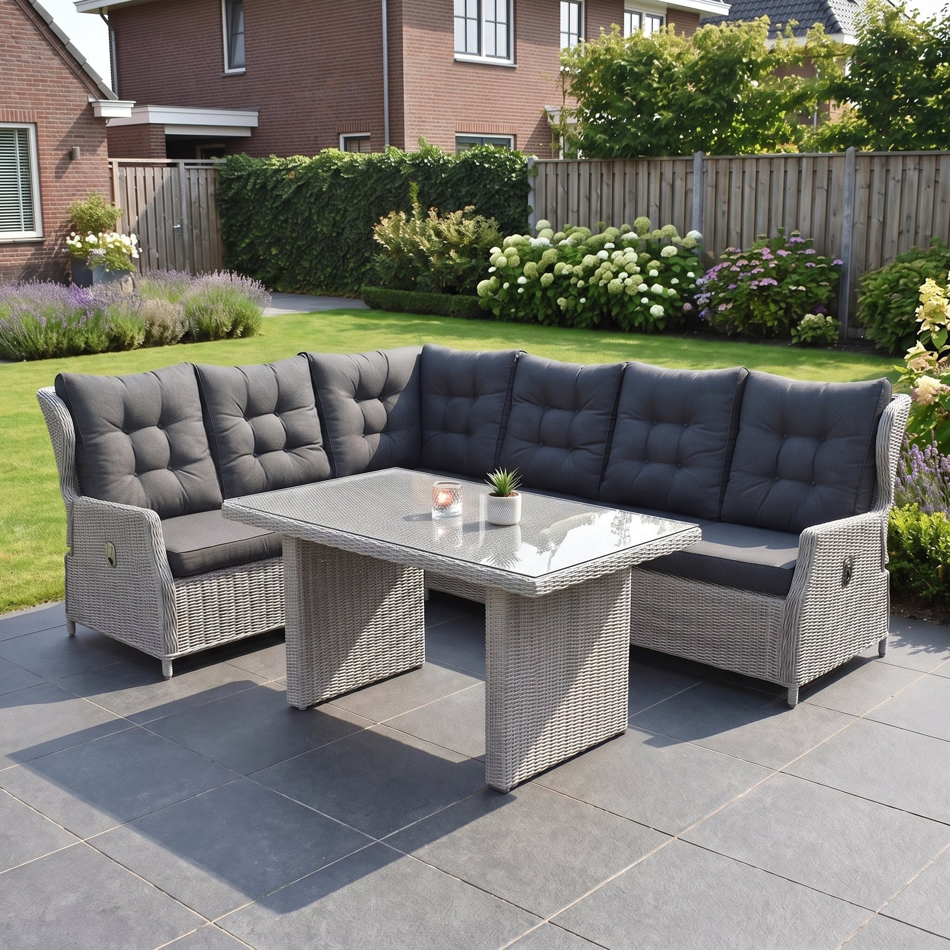 Barcelona Lounge Dining Hoekbank - Glas / Light Kobo Grey in een sfeervolle tuin - Outnest tuinmeubelen