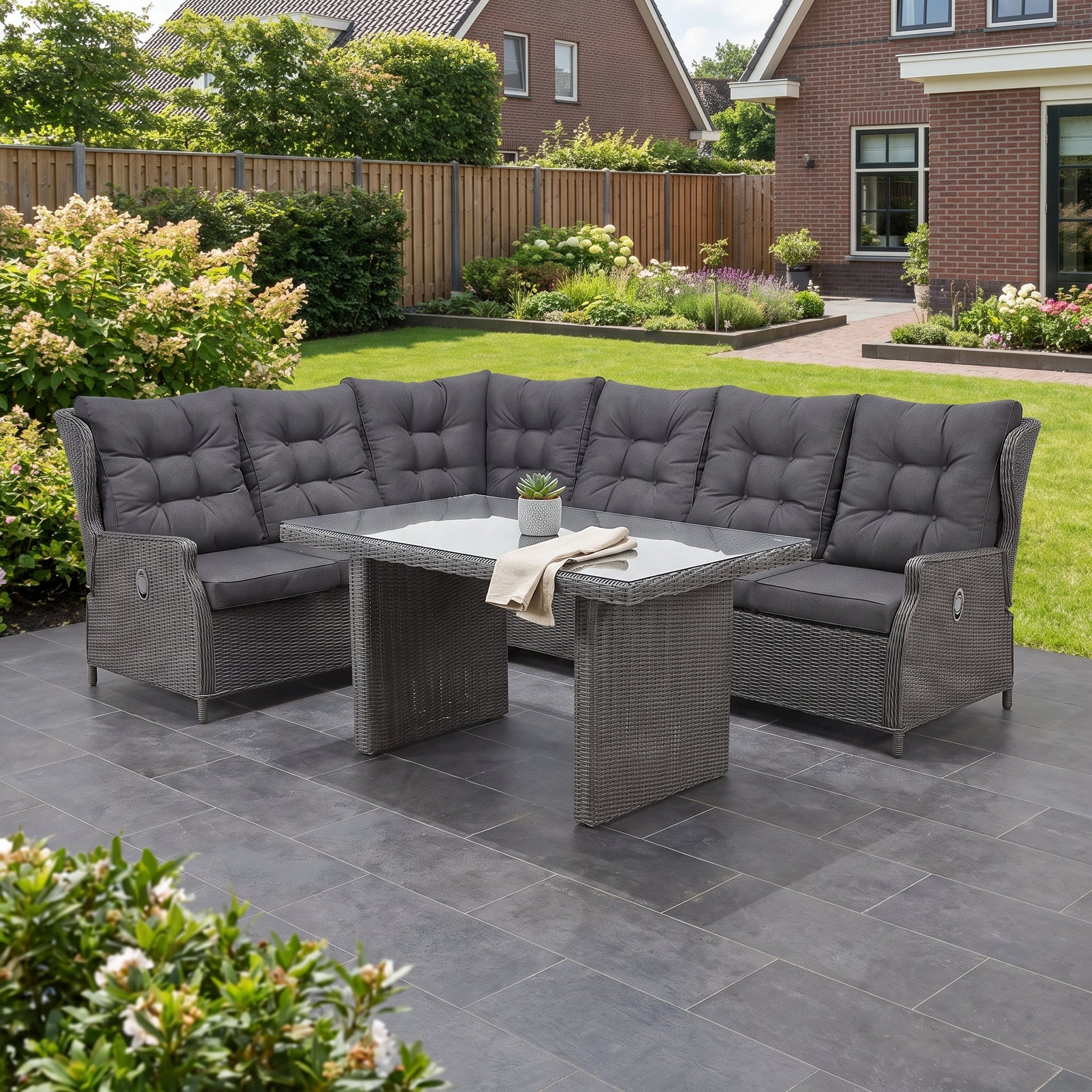 Barcelona Lounge Dining Hoekbank - Glas / Rock Grey in een sfeervolle tuin - Outnest tuinmeubelen