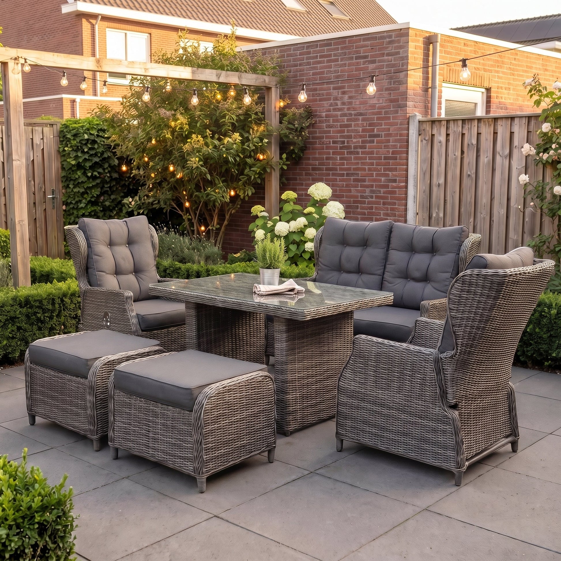 Barcelona Verstelbare Dining Loungeset 2-zits + 2 stoelen - Glas / Kobo Grey in een sfeervolle tuin - Outnest tuinmeubelen