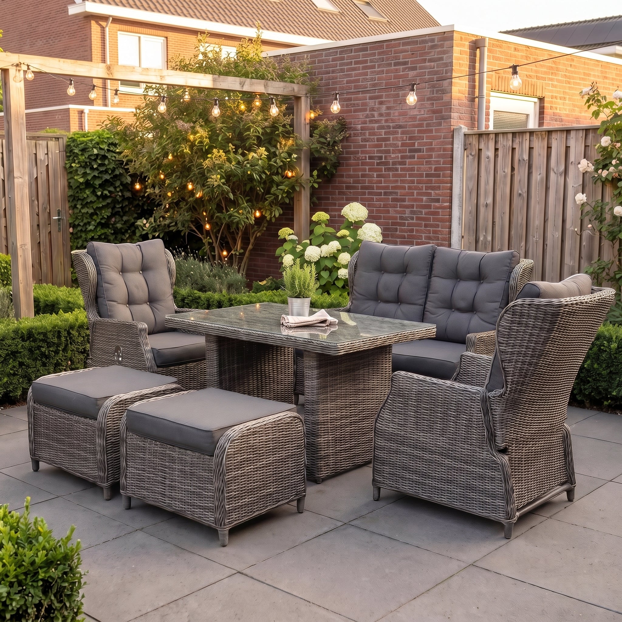 Barcelona Verstelbare Dining Loungeset 2-zits + 2 stoelen - Glas / Kobo Grey in een sfeervolle tuin - Outnest tuinmeubelen