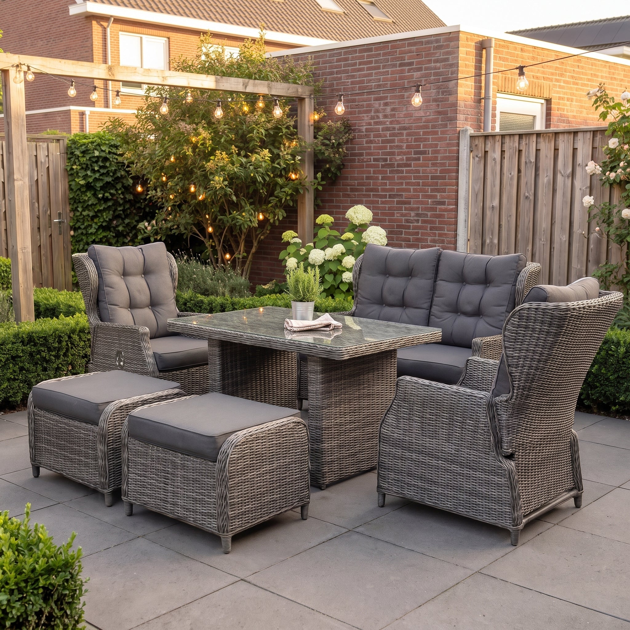 Barcelona Verstelbare Dining Loungeset 2-zits + 2 stoelen - Glas / Kobo Grey in een sfeervolle tuin - Outnest tuinmeubelen