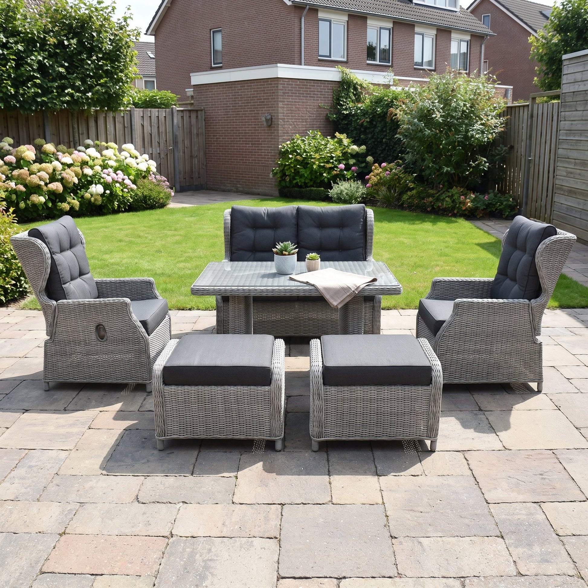 Barcelona Verstelbare Dining Loungeset 2-zits + 2 stoelen - Glas / Light Kobo Grey in een sfeervolle tuin - Outnest