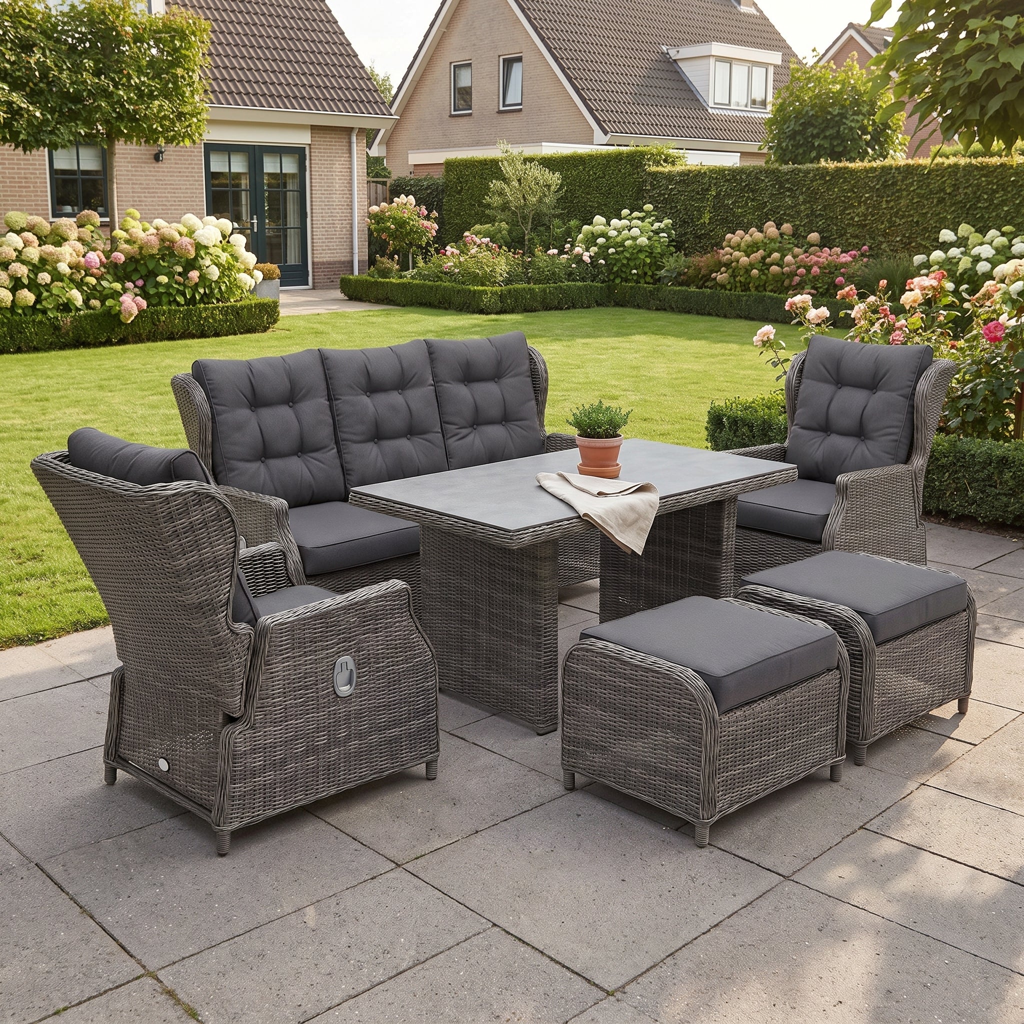 Barcelona Verstelbare Dining Loungeset 2-zits + 2 stoelen - Spraystone / Kobo Grey in een sfeervolle tuin - Outnest