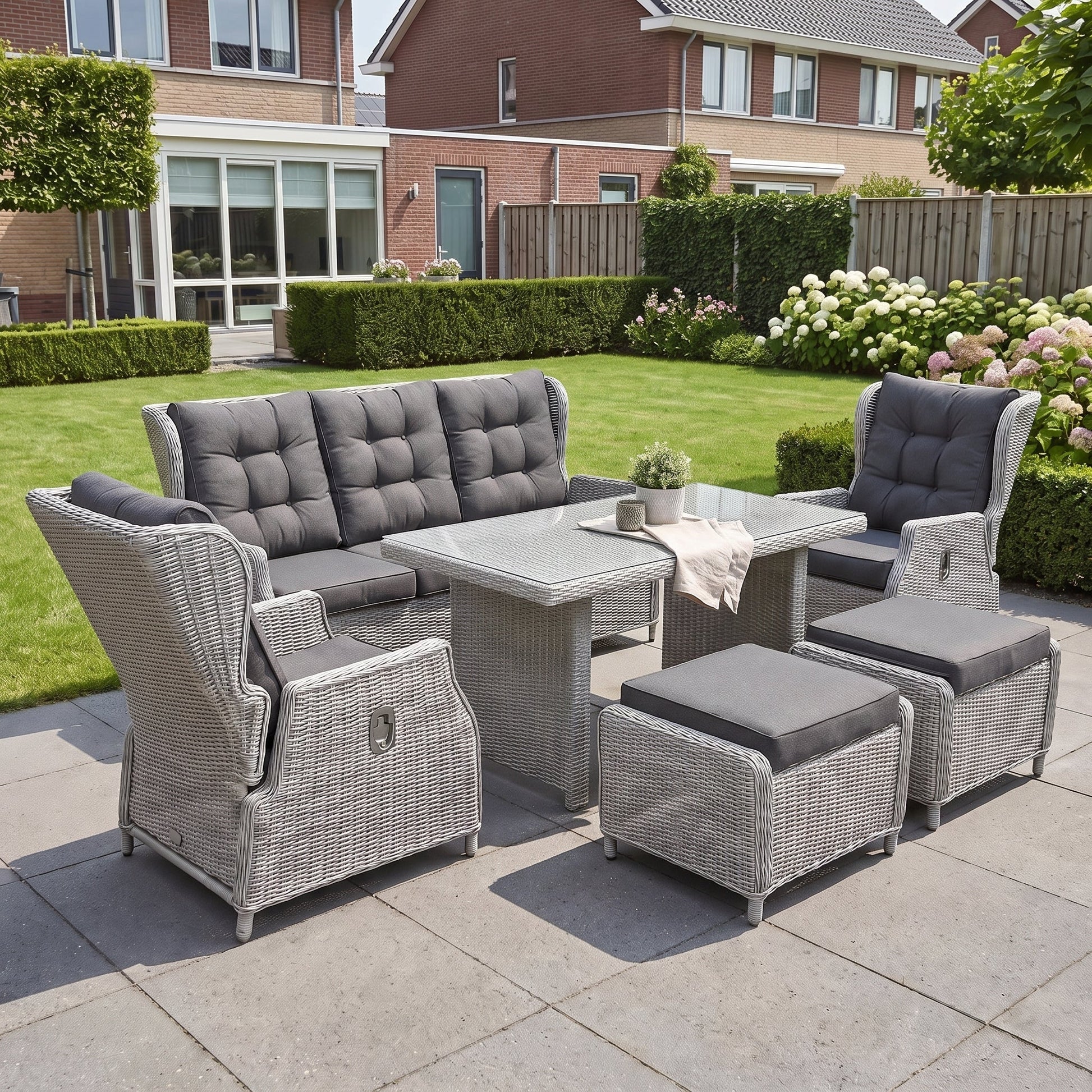 Barcelona Verstelbare Dining Loungeset 3-zits + 2 stoelen - Light Kobo Grey in een sfeervolle tuin - Outnest tuinmeubelen