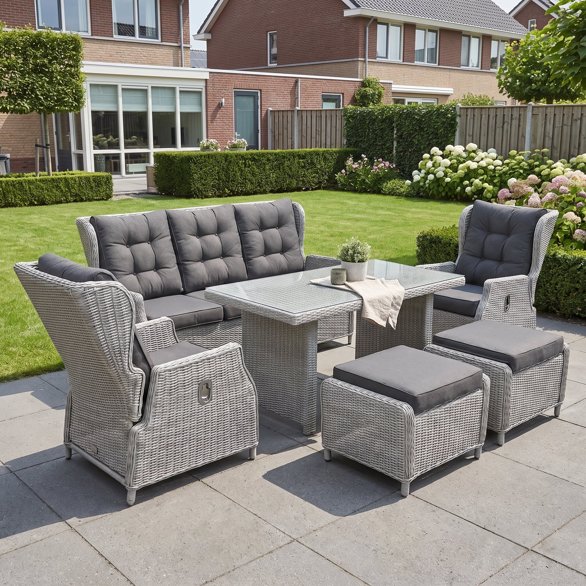 Barcelona Verstelbare Dining Loungeset 3-zits + 2 stoelen - Light Kobo Grey in een sfeervolle tuin - Outnest tuinmeubelen