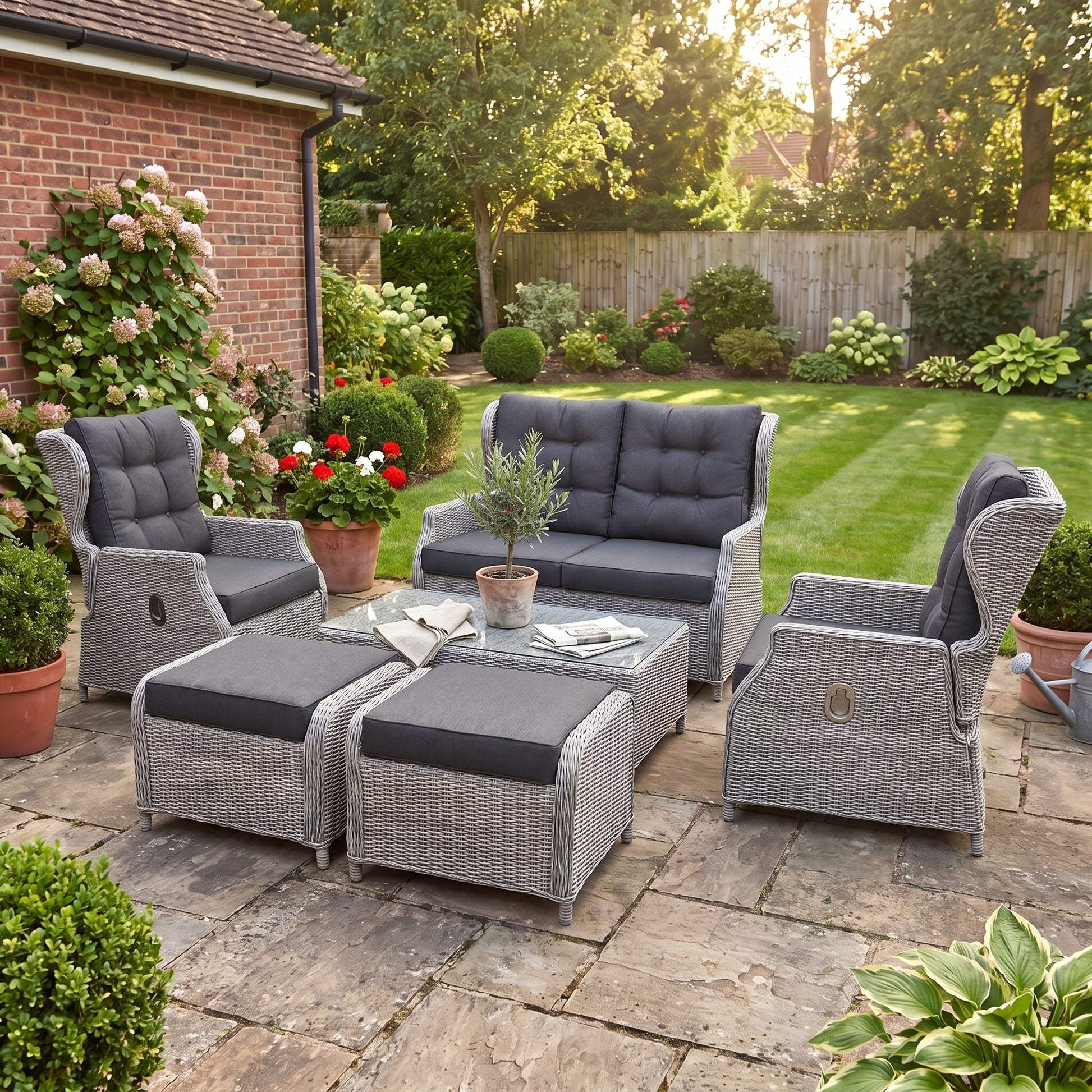 Barcelona Verstelbare Loungeset 2-zits + 2 stoelen + lage tafel - Light Kobo Grey in een sfeervolle tuin - Outnest
