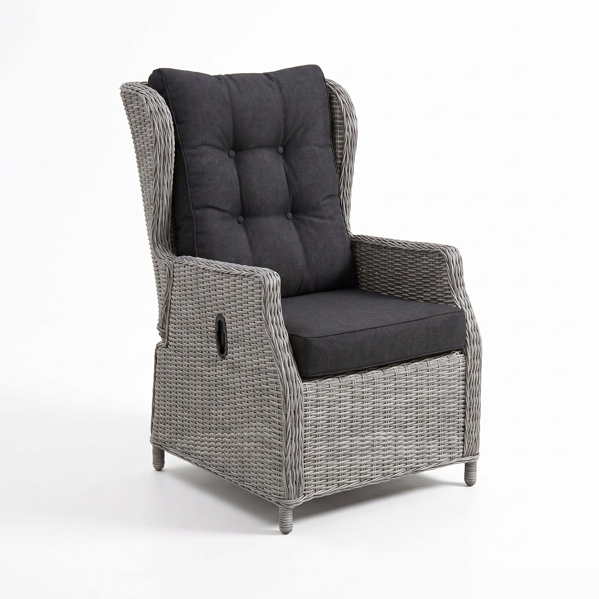 Barcelona Verstelbare Loungestoel - Light Kobo Grey in een sfeervolle tuin - Outnest tuinmeubelen