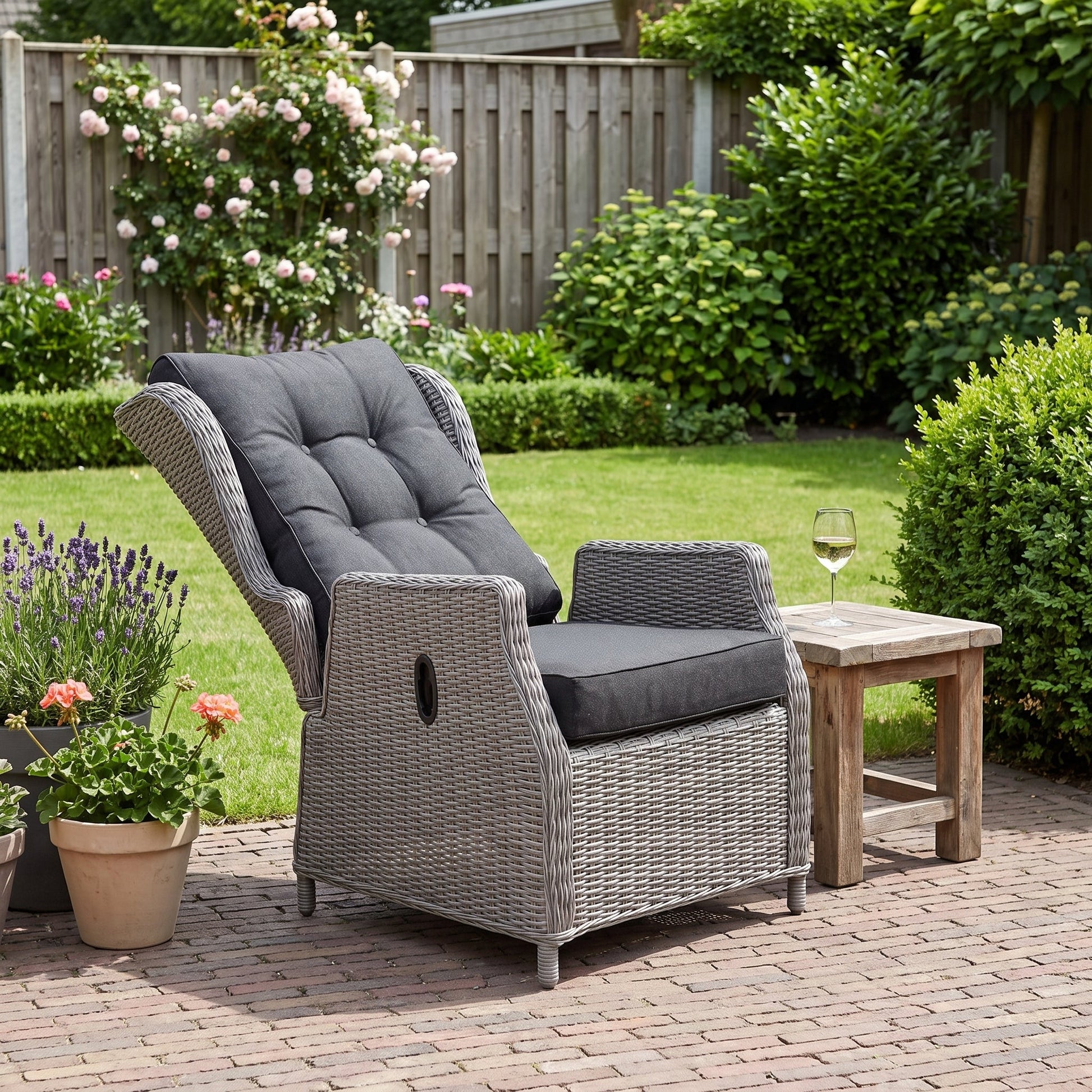 Barcelona Verstelbare Loungestoel - Light Kobo Grey in een sfeervolle tuin - Outnest tuinmeubelen
