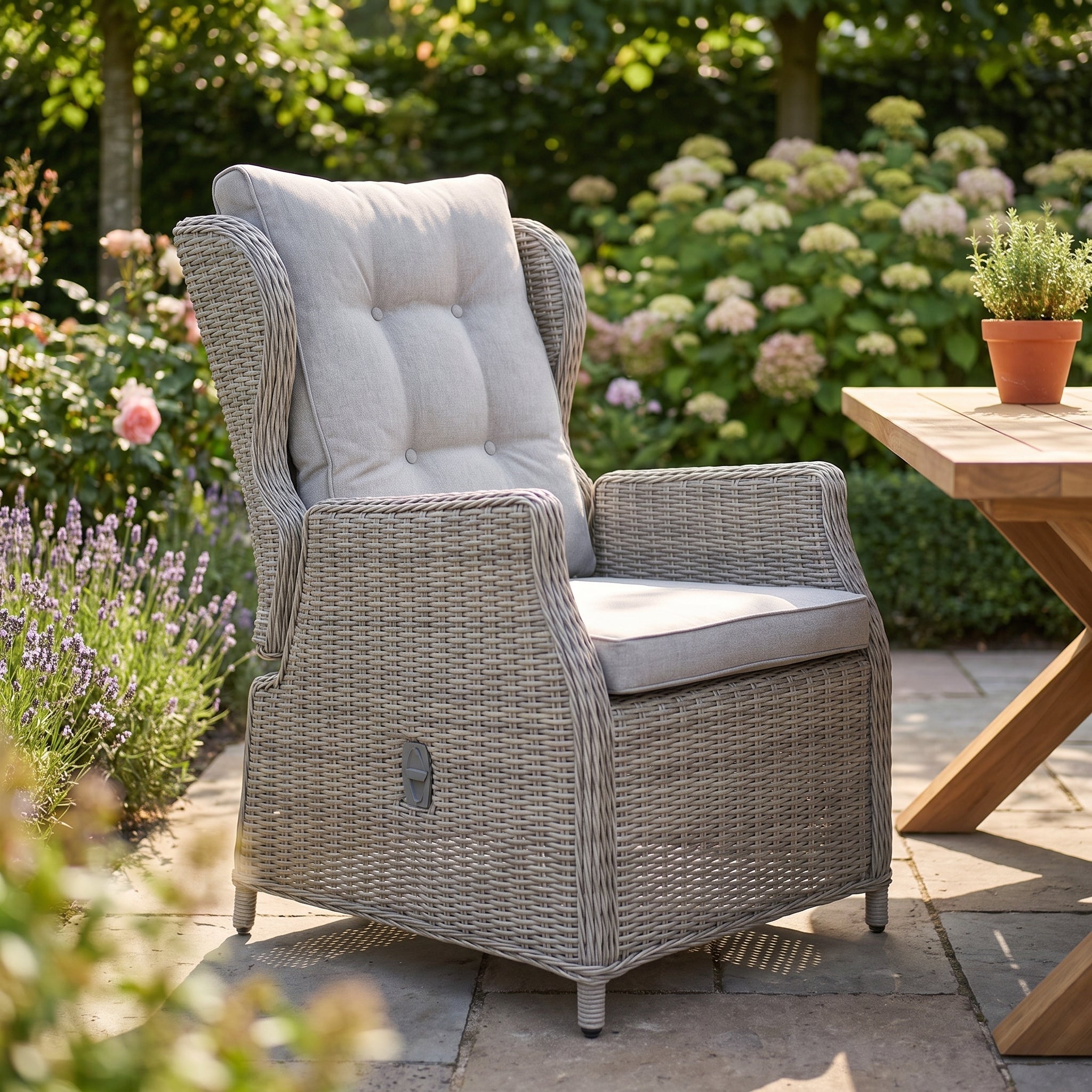 Barcelona Verstelbare Tuinstoel | Dining - Natural White Grey in een sfeervolle tuin - Outnest tuinmeubelen