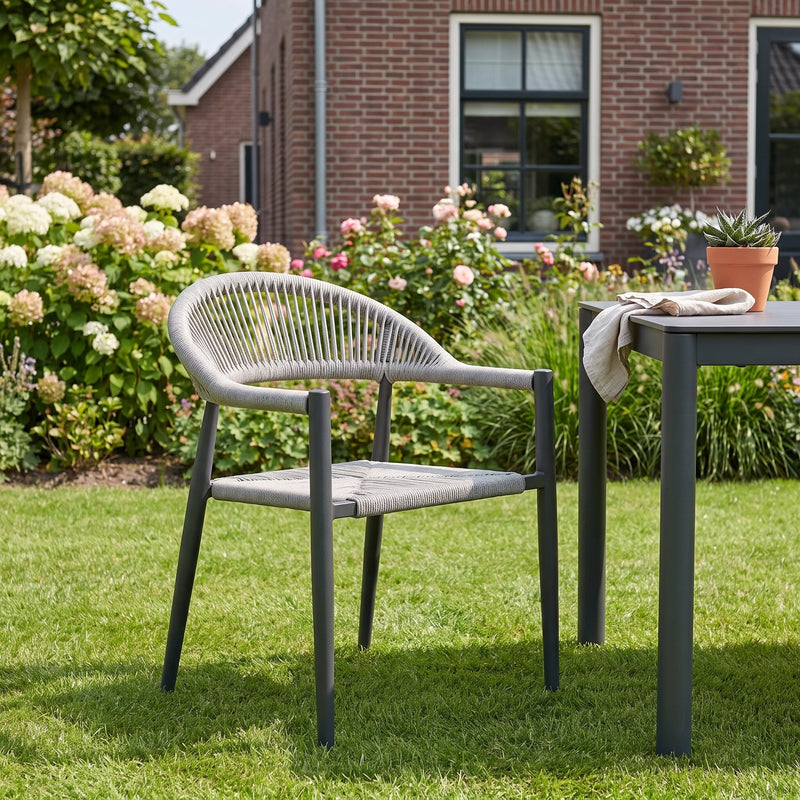 Barge Verstelbare Tuinstoel | Dining, Stapelbaar - Faded Sand in een sfeervolle tuin - Outnest tuinmeubelen