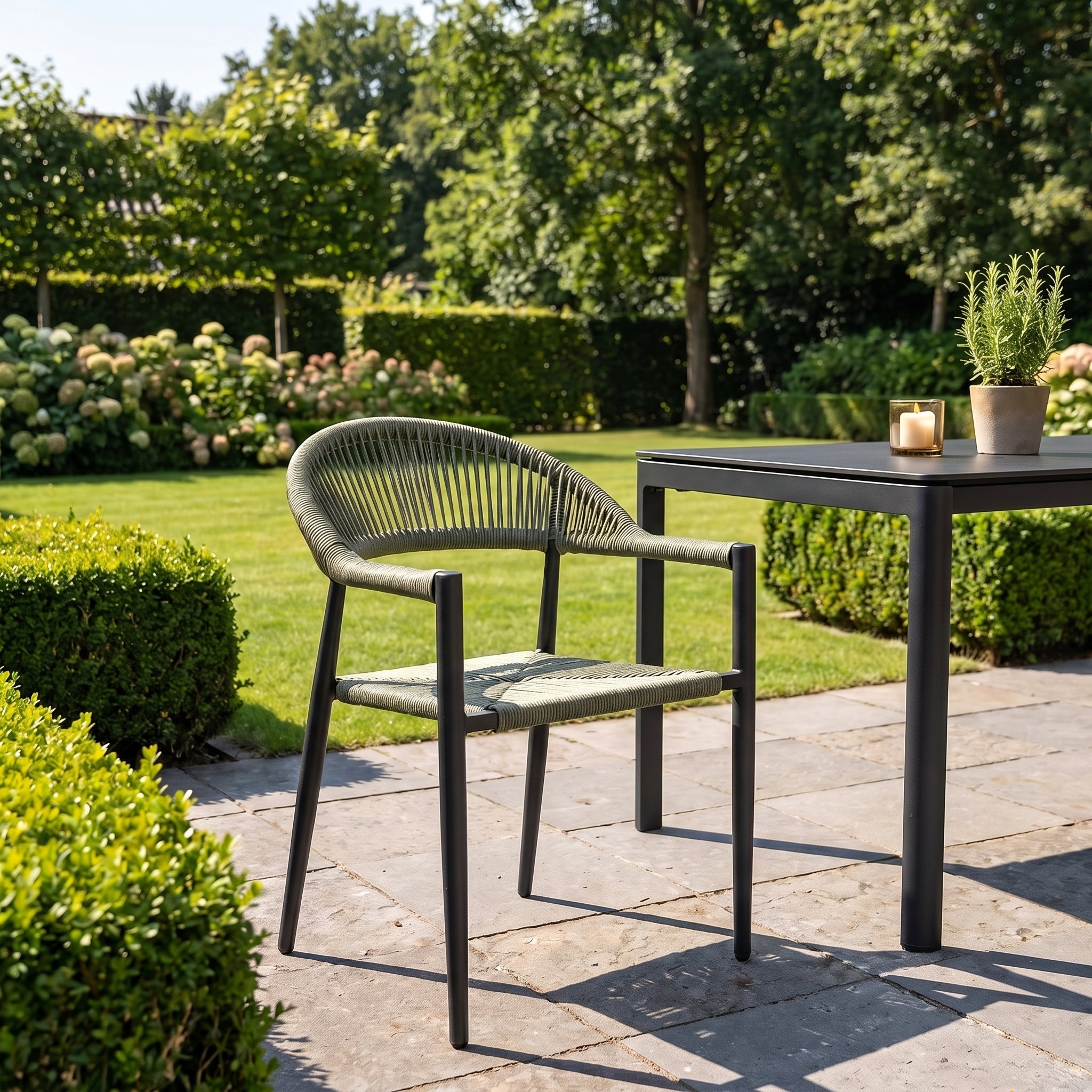 Barge Verstelbare Tuinstoel | Dining, Stapelbaar - Olive Green in een sfeervolle tuin - Outnest tuinmeubelen