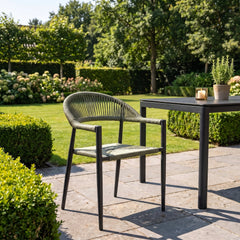 Barge Verstelbare Tuinstoel | Dining, Stapelbaar - Olive Green in een sfeervolle tuin - Outnest tuinmeubelen