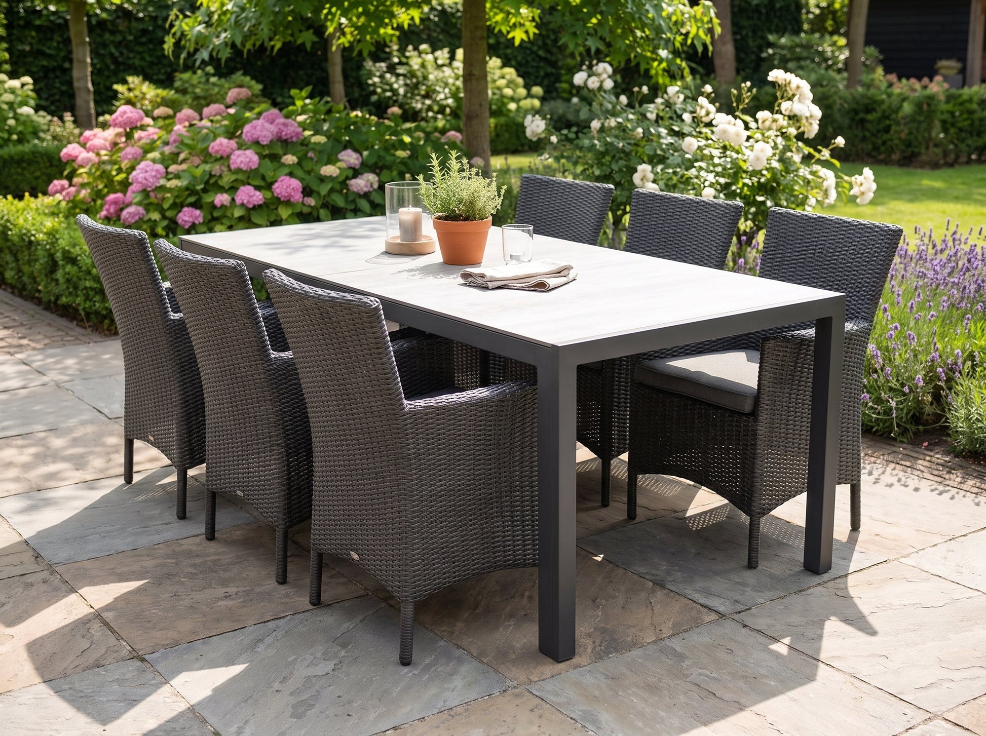 Bergamo-Aruba Tuinset 6 Personen - Polystone / Rock Grey in een sfeervolle tuin - Outnest tuinmeubelen
