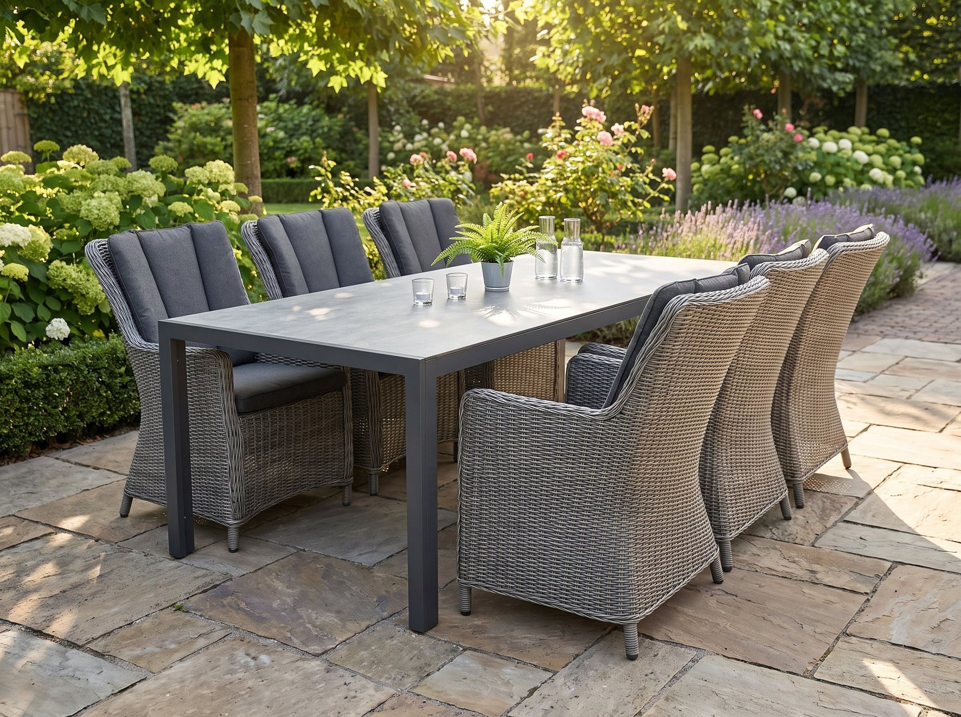 Bergamo-Avalon Tuinset 6 Personen - Polystone / Natural Grey in een sfeervolle tuin - Outnest tuinmeubelen