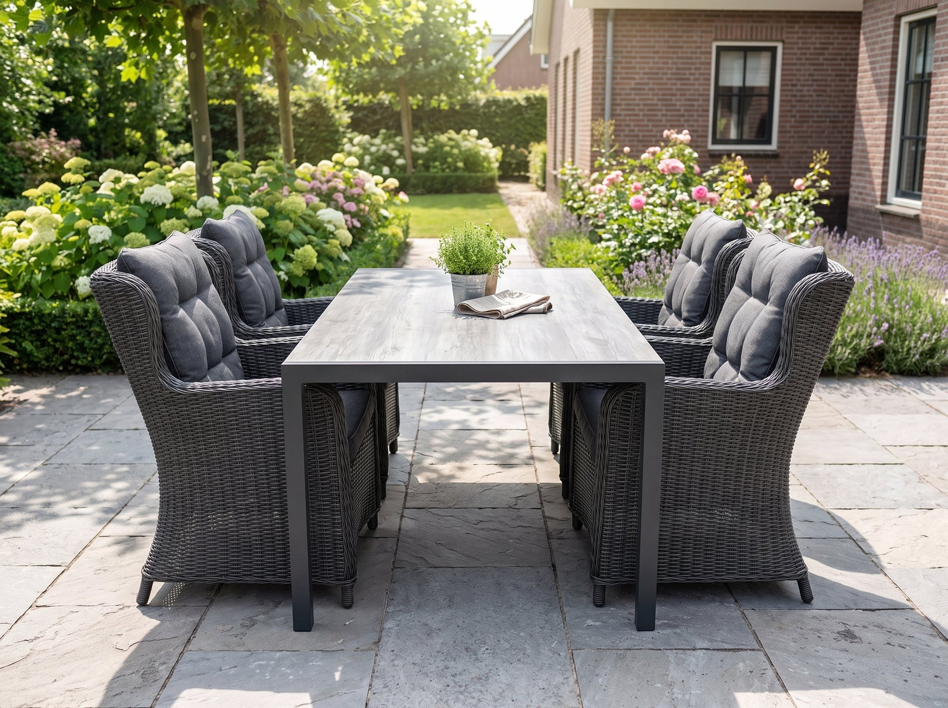 Bergamo-Delano Tuinset 4 Personen - Polystone / Rock Grey in een sfeervolle tuin - Outnest tuinmeubelen