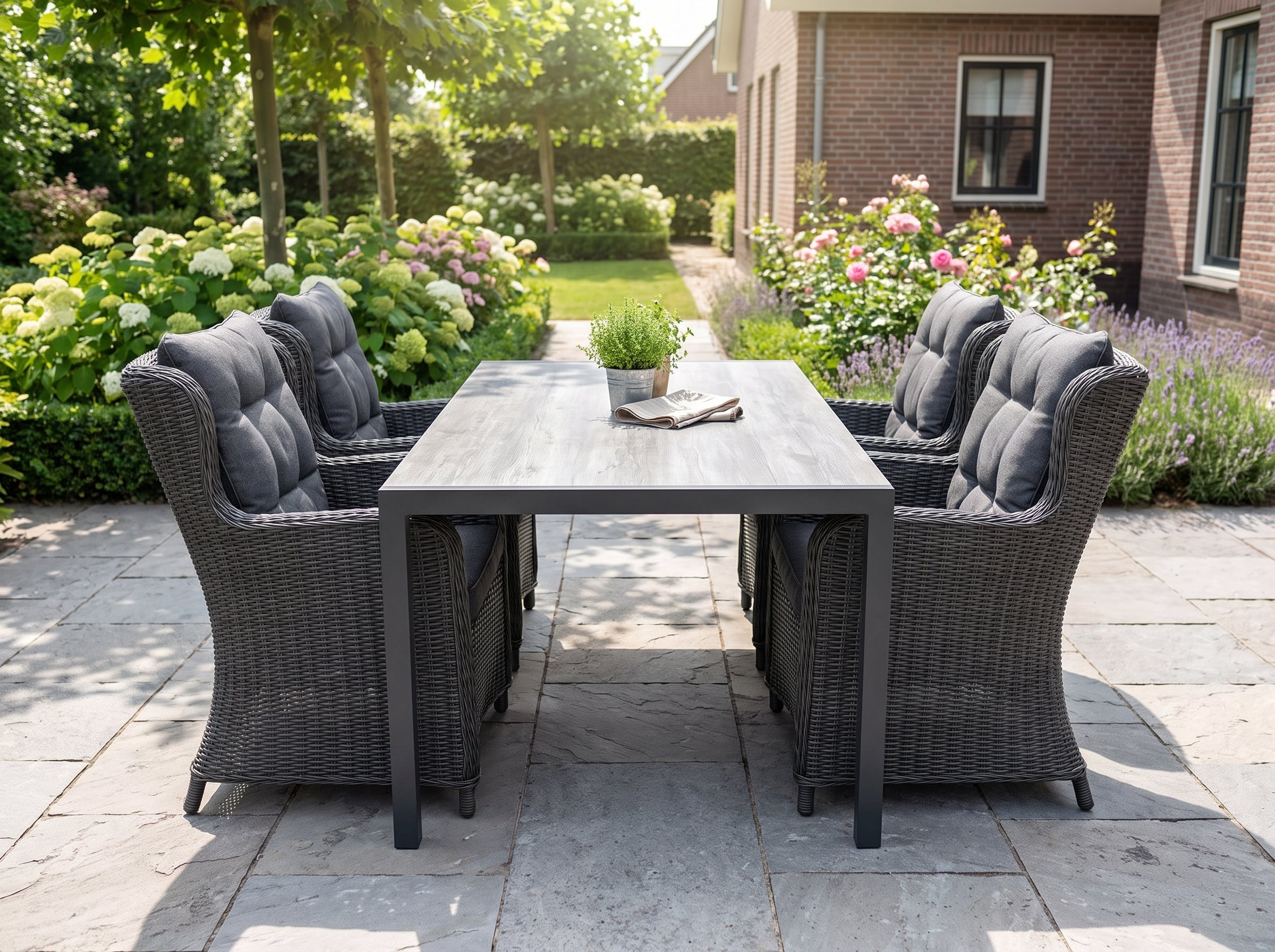 Bergamo-Delano Tuinset 4 Personen - Polystone / Rock Grey in een sfeervolle tuin - Outnest tuinmeubelen