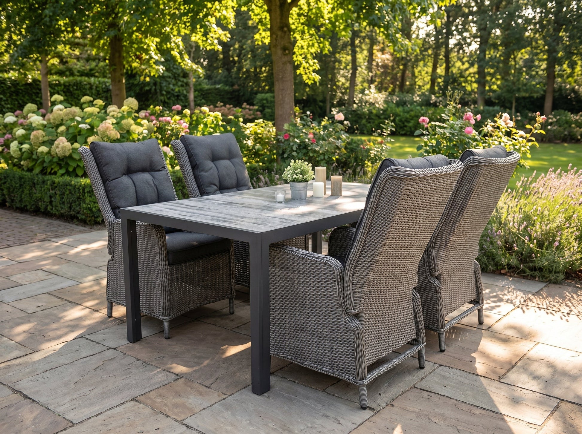 Bergamo-Marling Verstelbare Tuinset 4 Personen - Polystone / Natural Grey in een sfeervolle tuin - Outnest tuinmeubelen