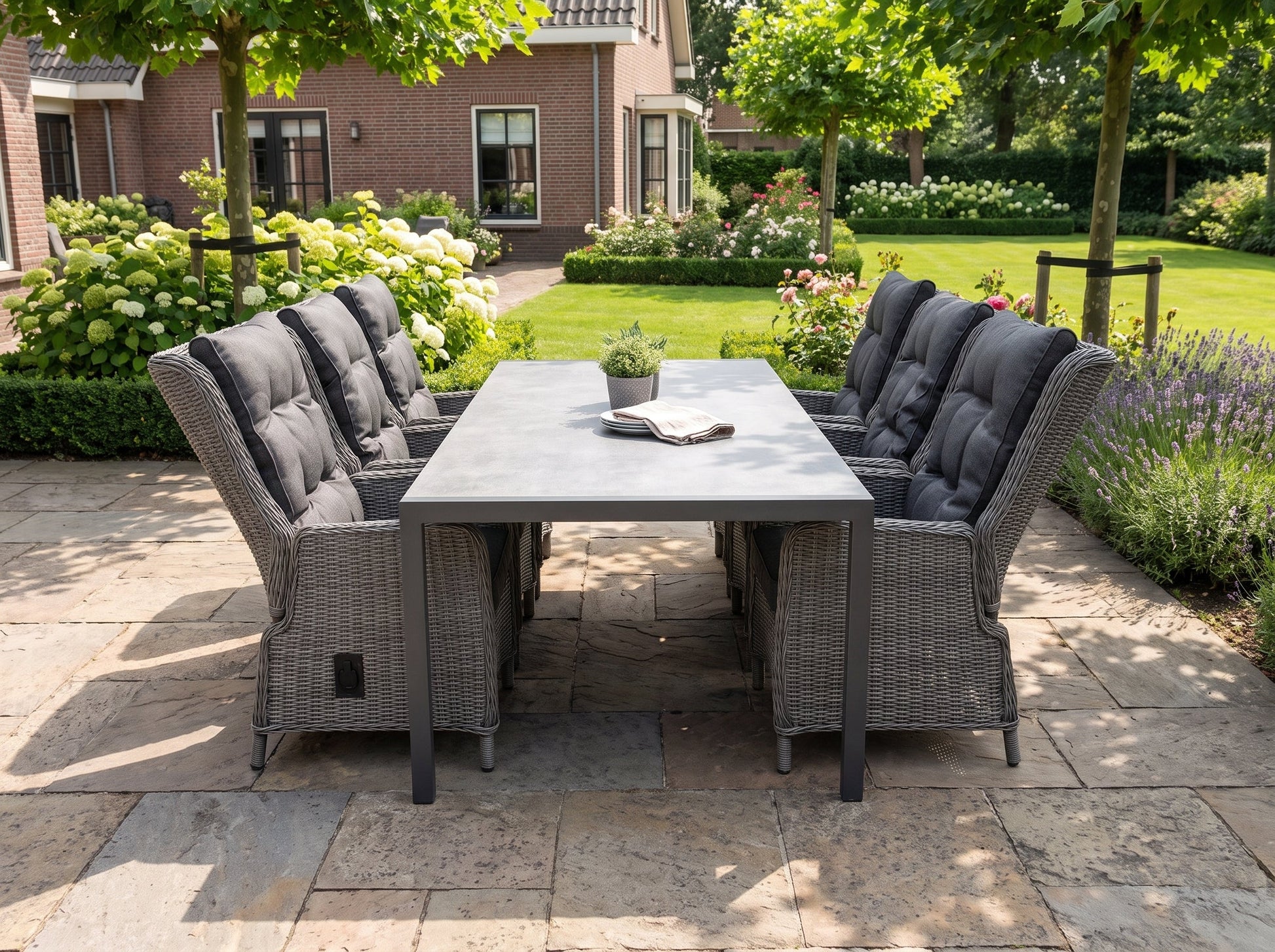 Bergamo-Marling Verstelbare Tuinset 6 Personen - Polystone / Natural Grey in een sfeervolle tuin - Outnest tuinmeubelen