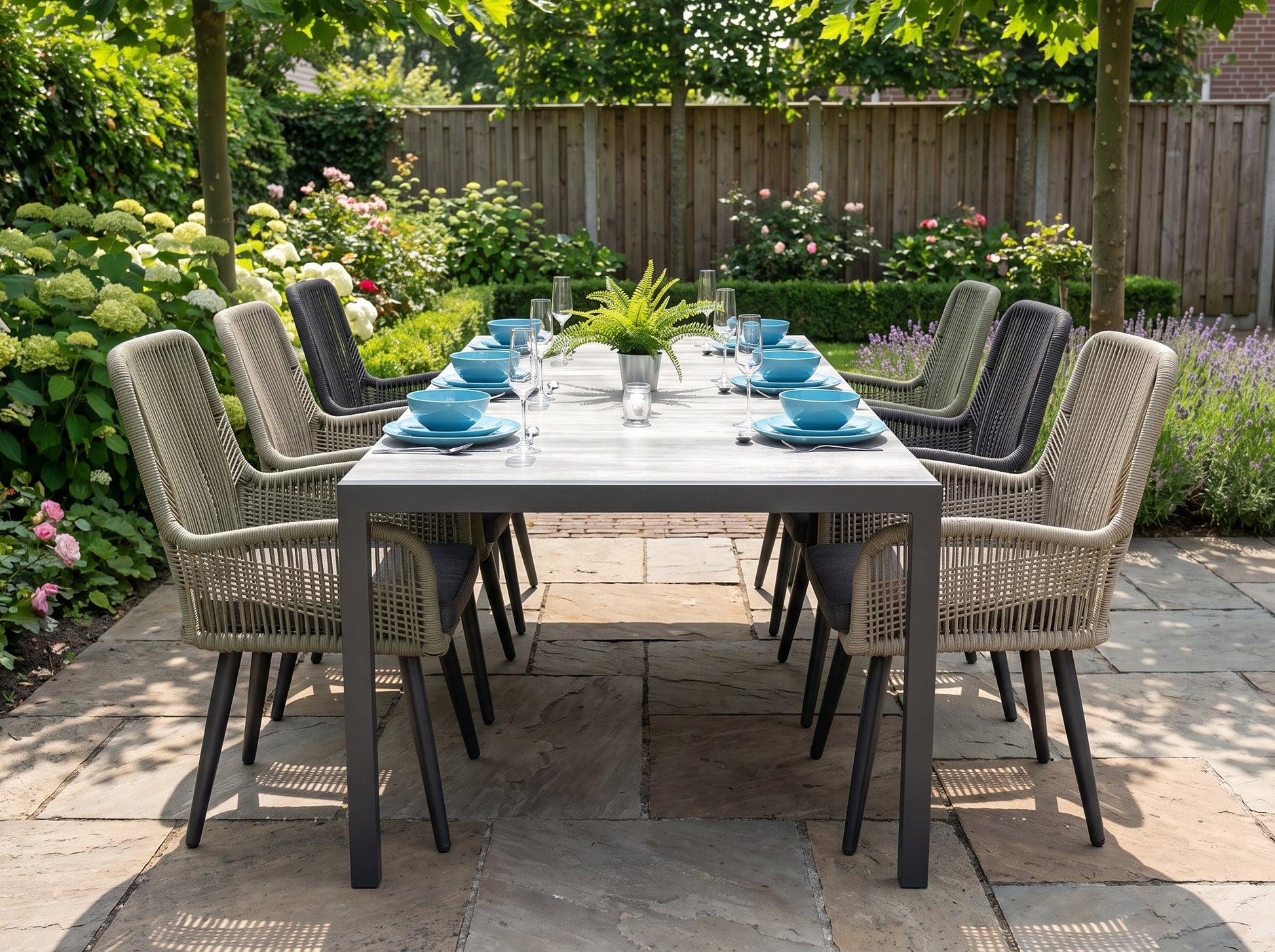 Bergamo-Villenova Tuinset 6 Personen - Polystone / Anthracite / Faded Sand / Olive Green in een sfeervolle tuin - Outnest