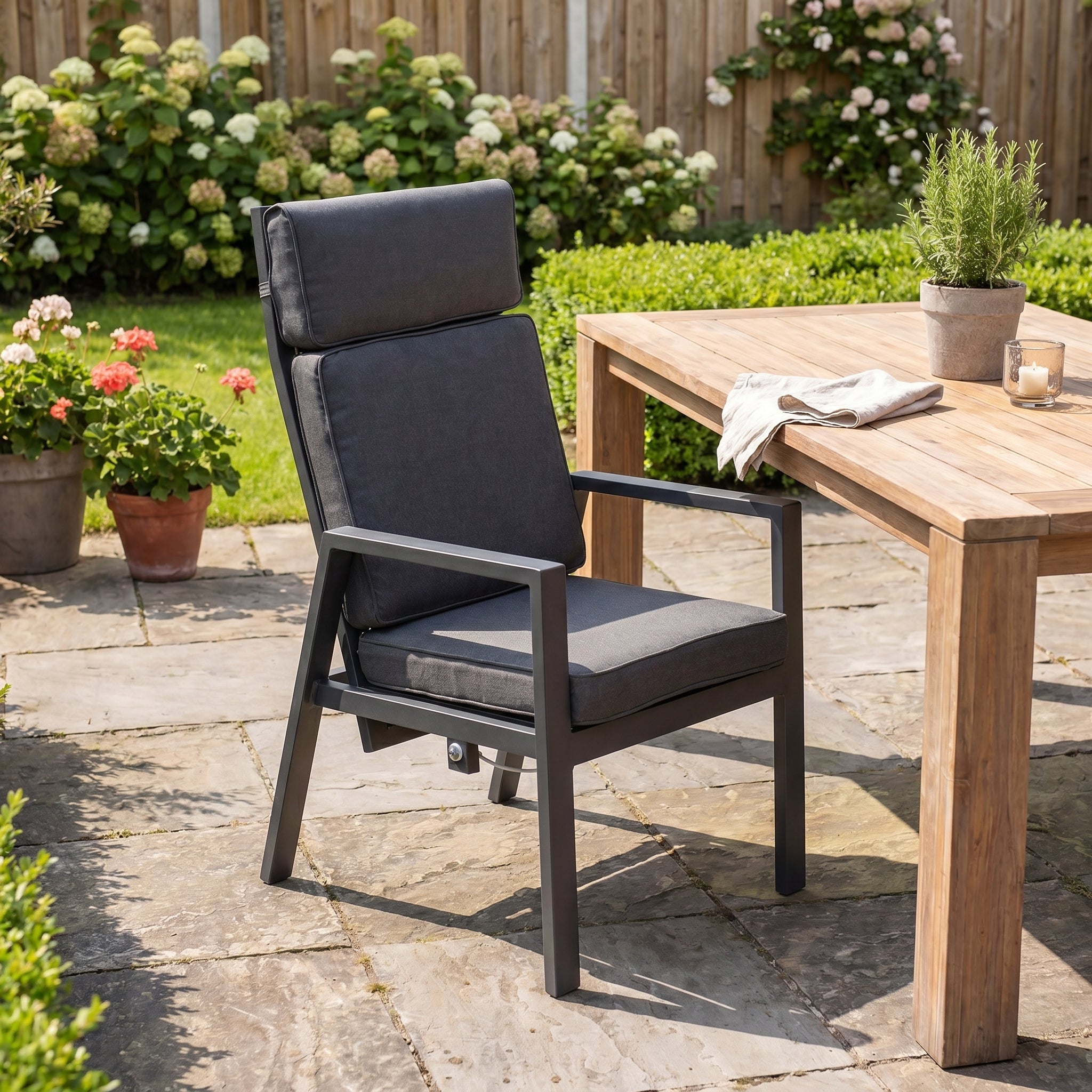 Birmingham Verstelbare Tuinstoel | Dining - Dark Grey, aluminium in een sfeervolle tuin - Outnest tuinmeubelen