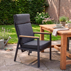 Birmingham Verstelbare Tuinstoel | Dining - Teak in een sfeervolle tuin - Outnest tuinmeubelen