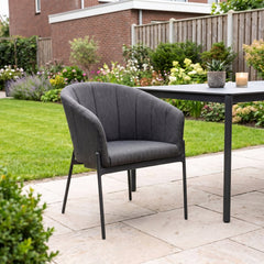Biscayne Tuinstoel | Dining - Anthracite in een sfeervolle tuin - Outnest tuinmeubelen