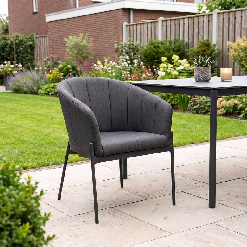 Biscayne Tuinstoel | Dining - Anthracite in een sfeervolle tuin - Outnest tuinmeubelen