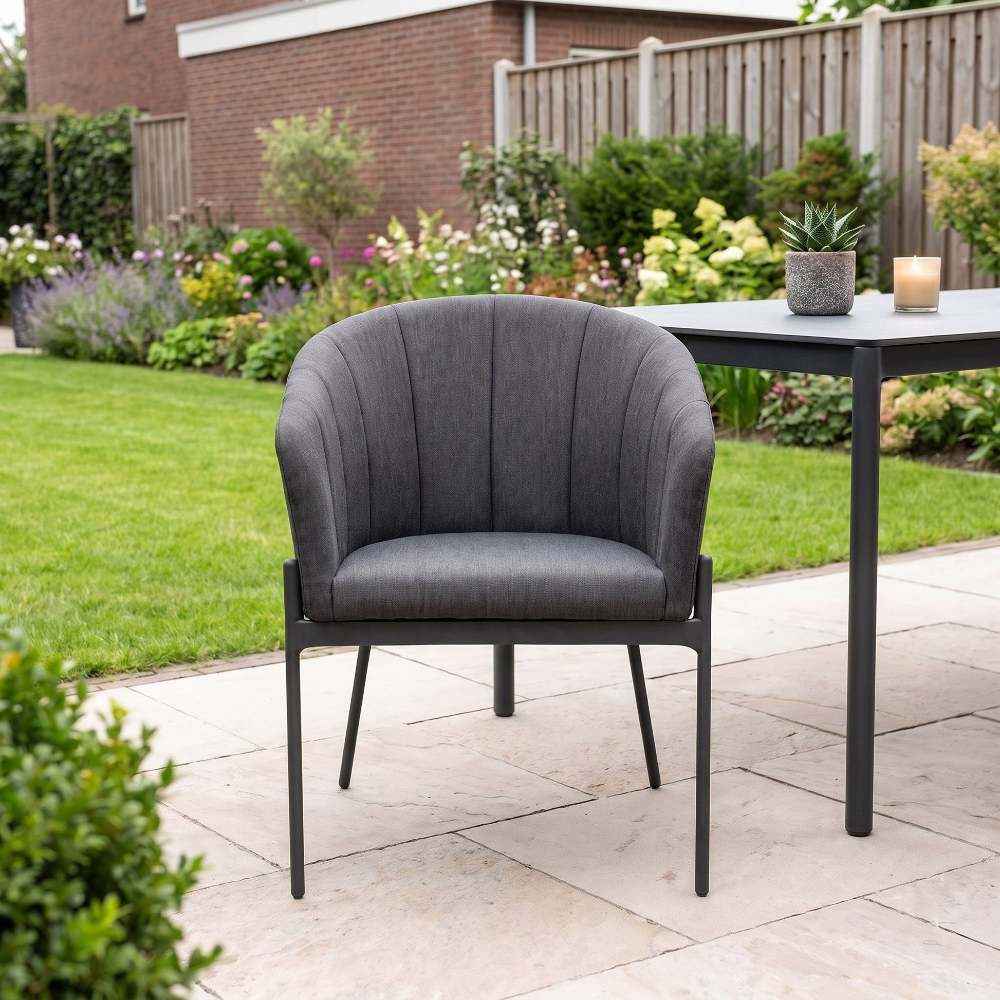 Biscayne Tuinstoel | Dining - Anthracite in een sfeervolle tuin - Outnest tuinmeubelen