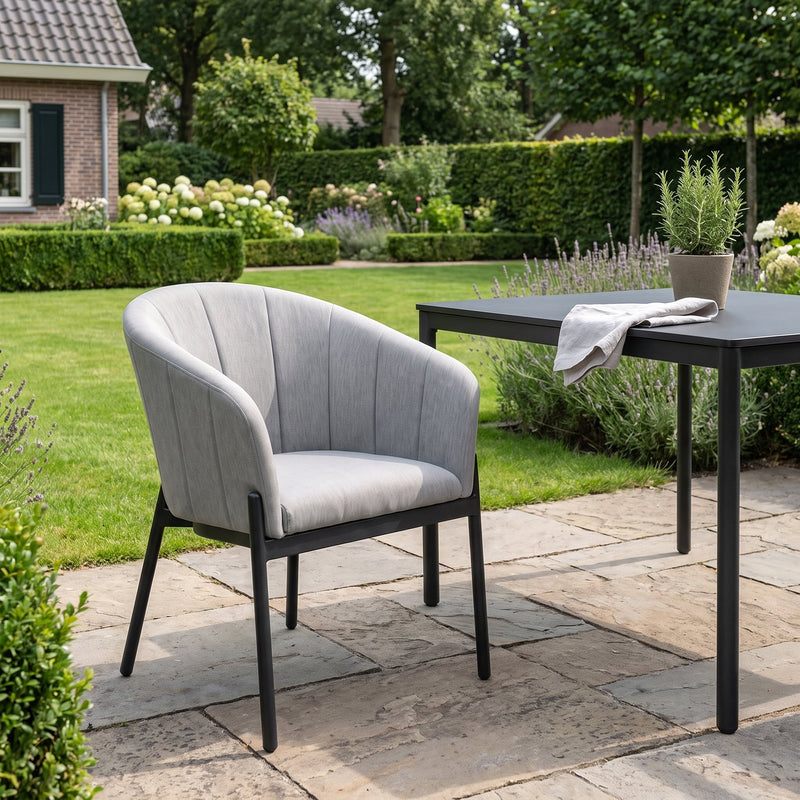 Biscayne Tuinstoel | Dining - Beige in een sfeervolle tuin - Outnest tuinmeubelen