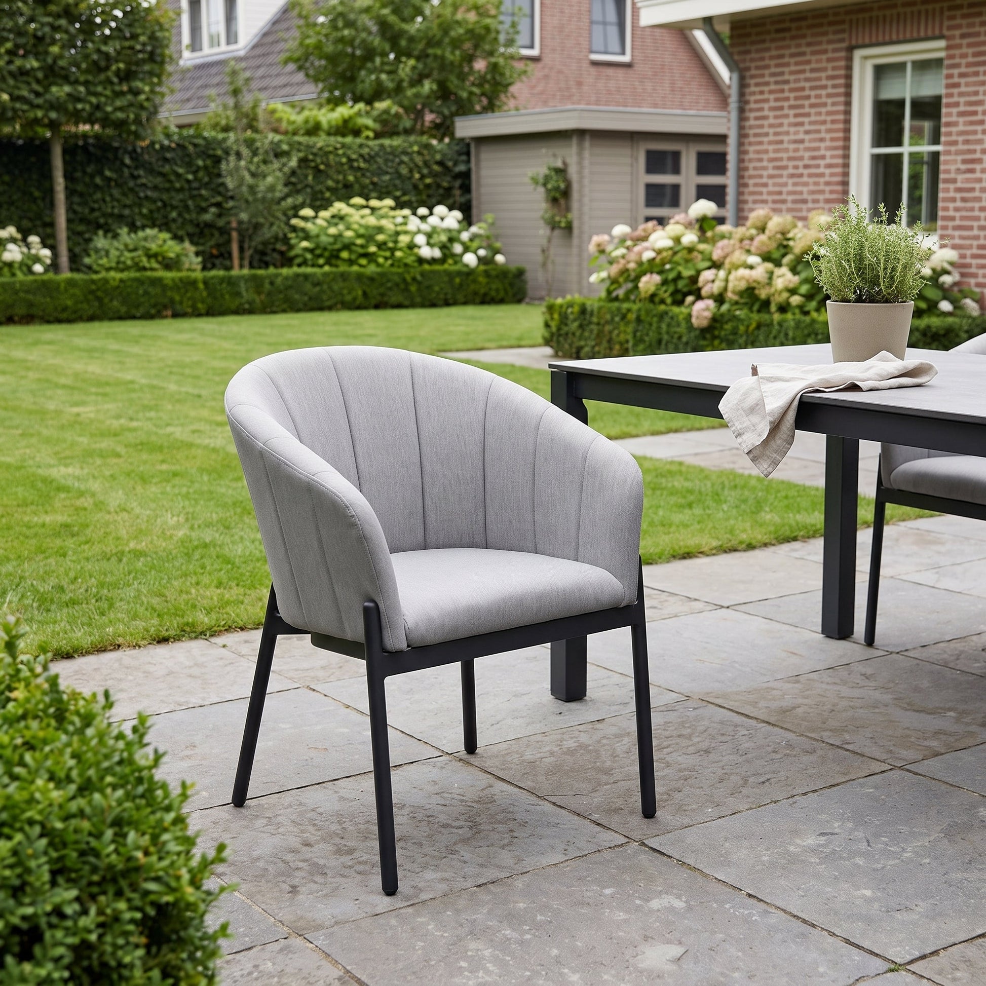 Biscayne Tuinstoel | Dining - Beige in een sfeervolle tuin - Outnest tuinmeubelen