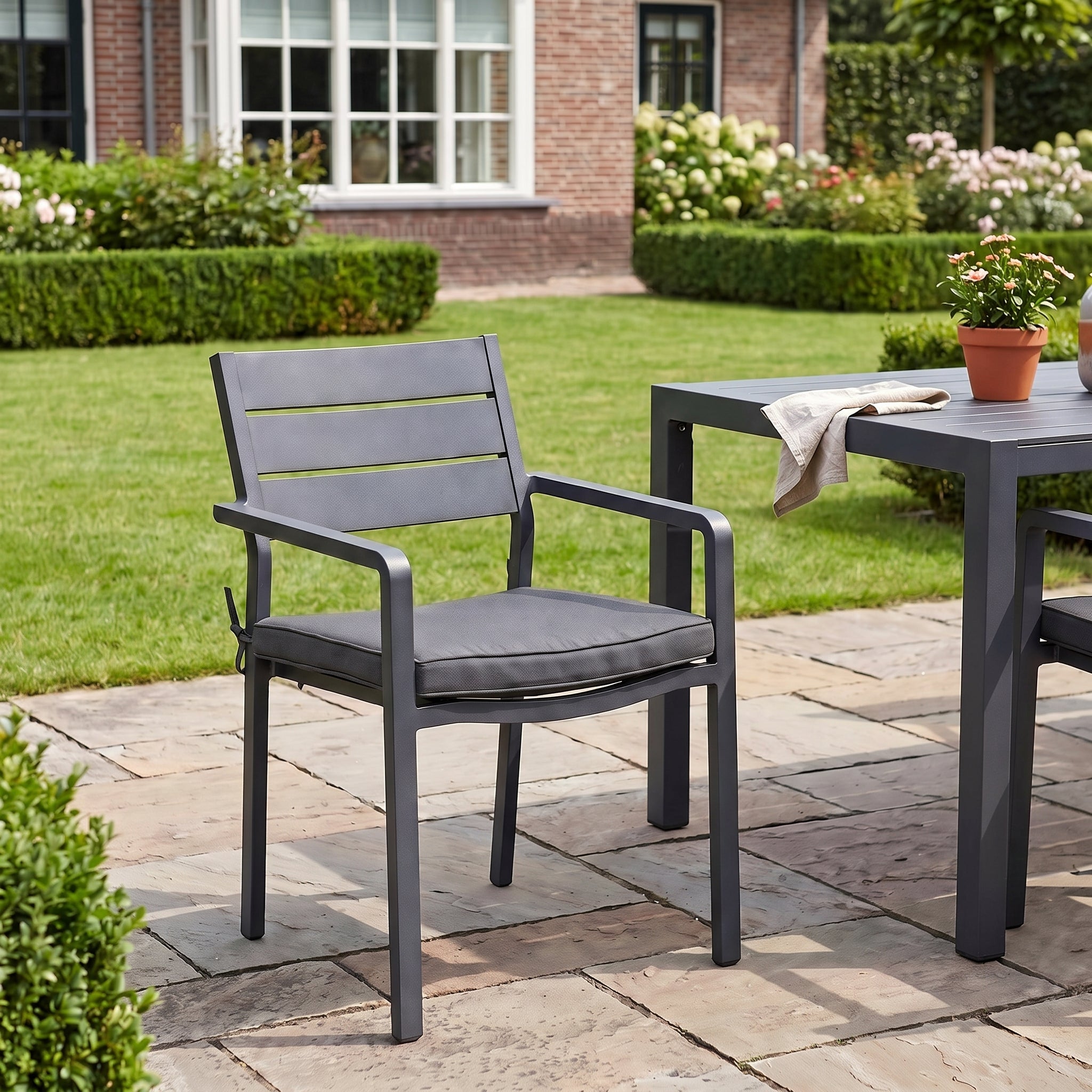 Bolton Stapelbare Tuinstoel | Dining in een sfeervolle tuin - Outnest tuinmeubelen