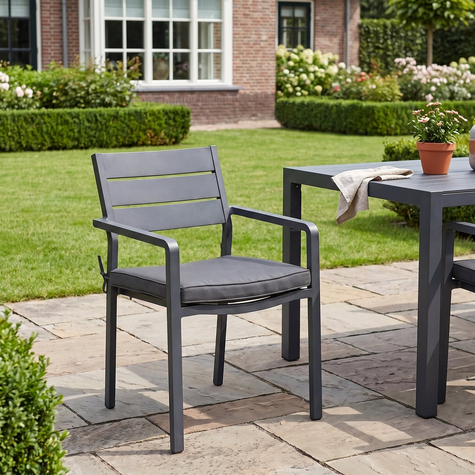 Bolton Stapelbare Tuinstoel | Dining in een sfeervolle tuin - Outnest tuinmeubelen