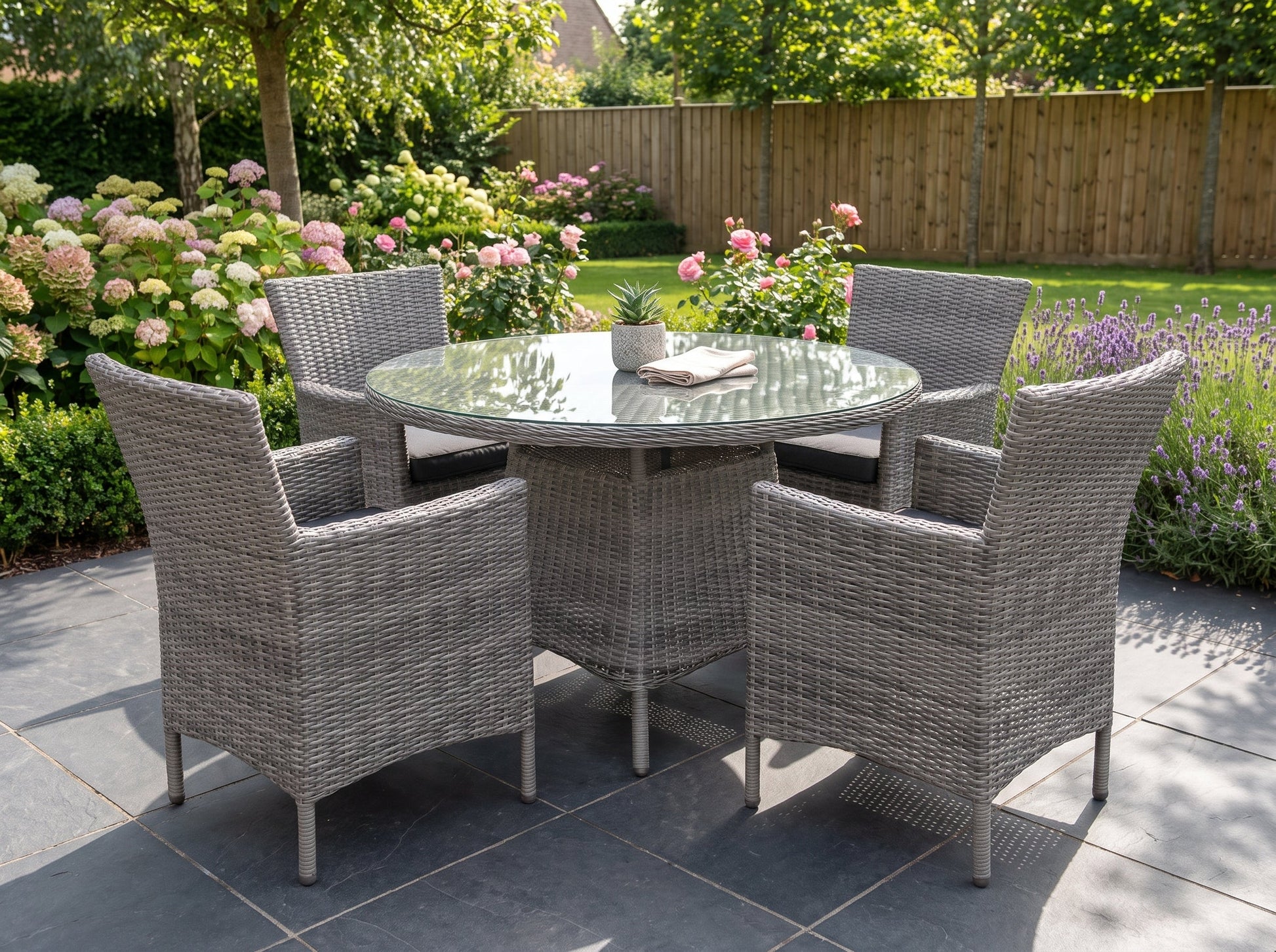 Brasil-Aruba Tuinset 4 Personen - Glas / Natural Grey in een sfeervolle tuin - Outnest tuinmeubelen