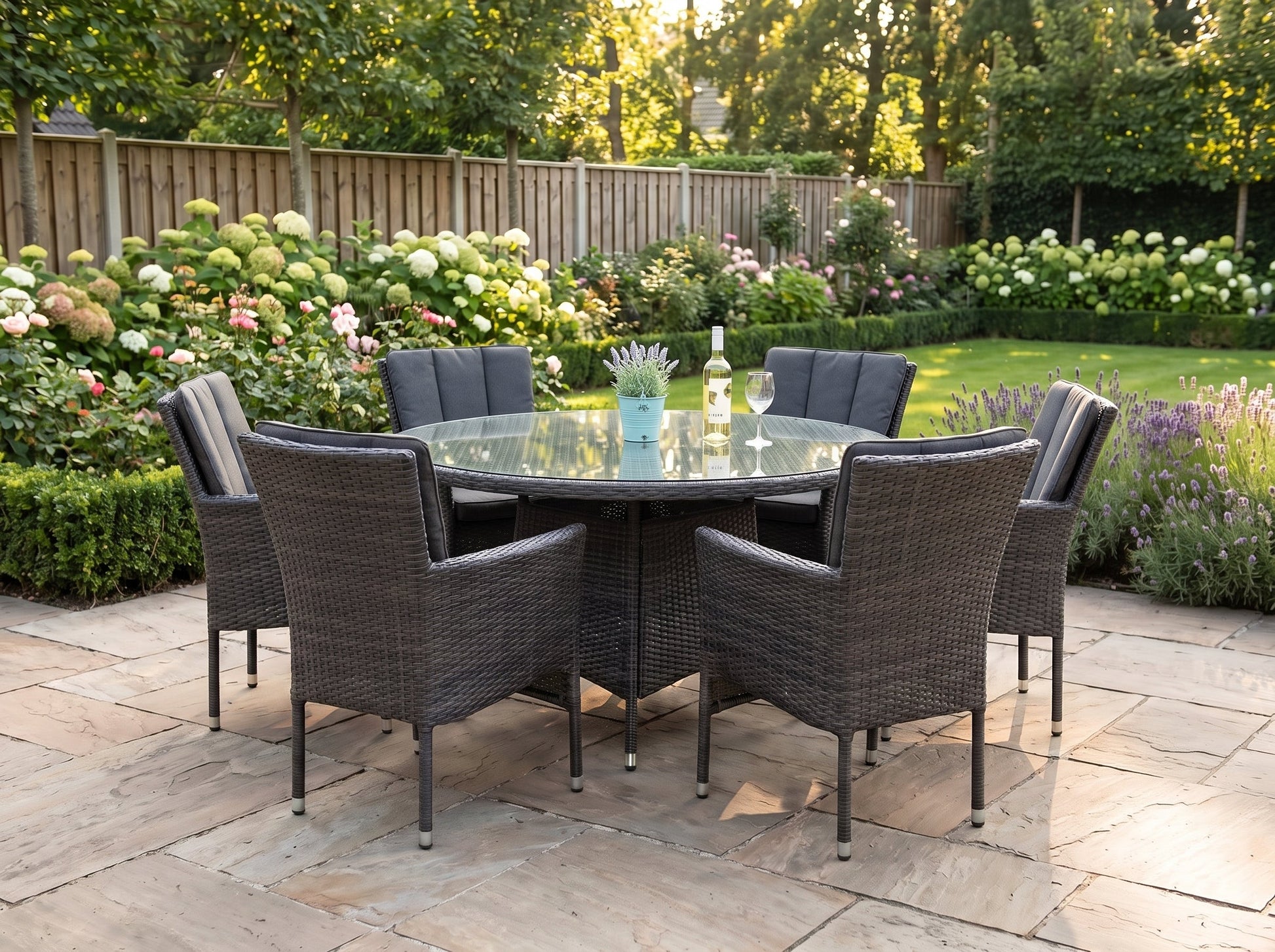 Brasil-Aruba Tuinset 6 Personen - Glas / Dark Grey in een sfeervolle tuin - Outnest tuinmeubelen
