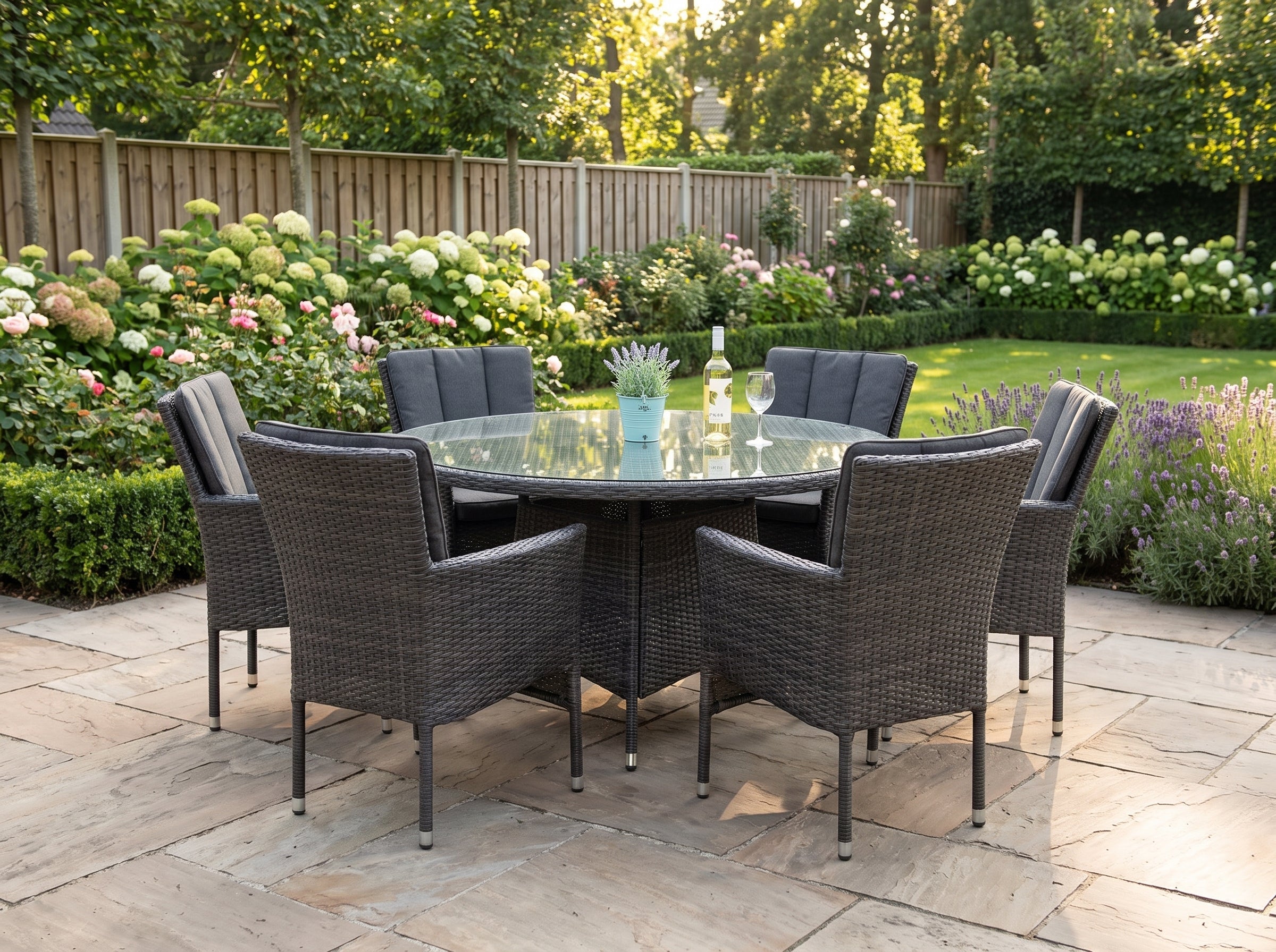 Brasil-Aruba Tuinset 6 Personen - Glas / Dark Grey in een sfeervolle tuin - Outnest tuinmeubelen
