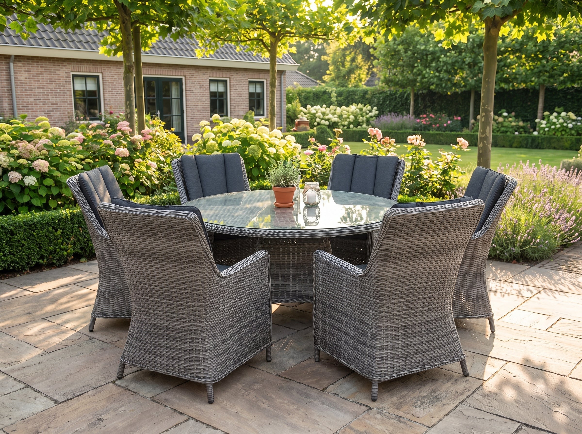 Brasil-Avalon Tuinset 6 Personen - Glas / Natural Grey in een sfeervolle tuin - Outnest tuinmeubelen