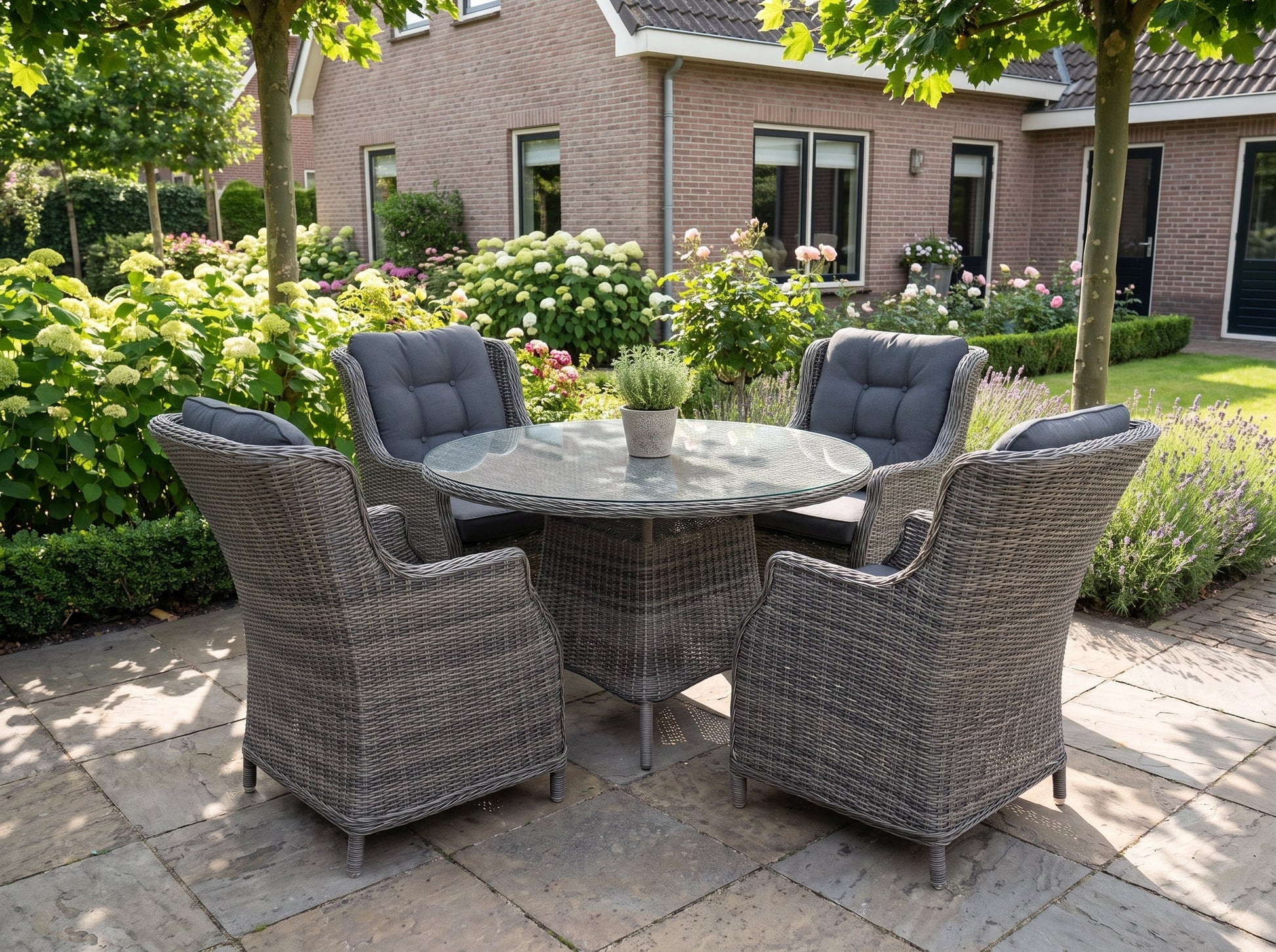 Brasil-Darwin Tuinset 4 Personen - Glas / Kobo Grey in een sfeervolle tuin - Outnest tuinmeubelen