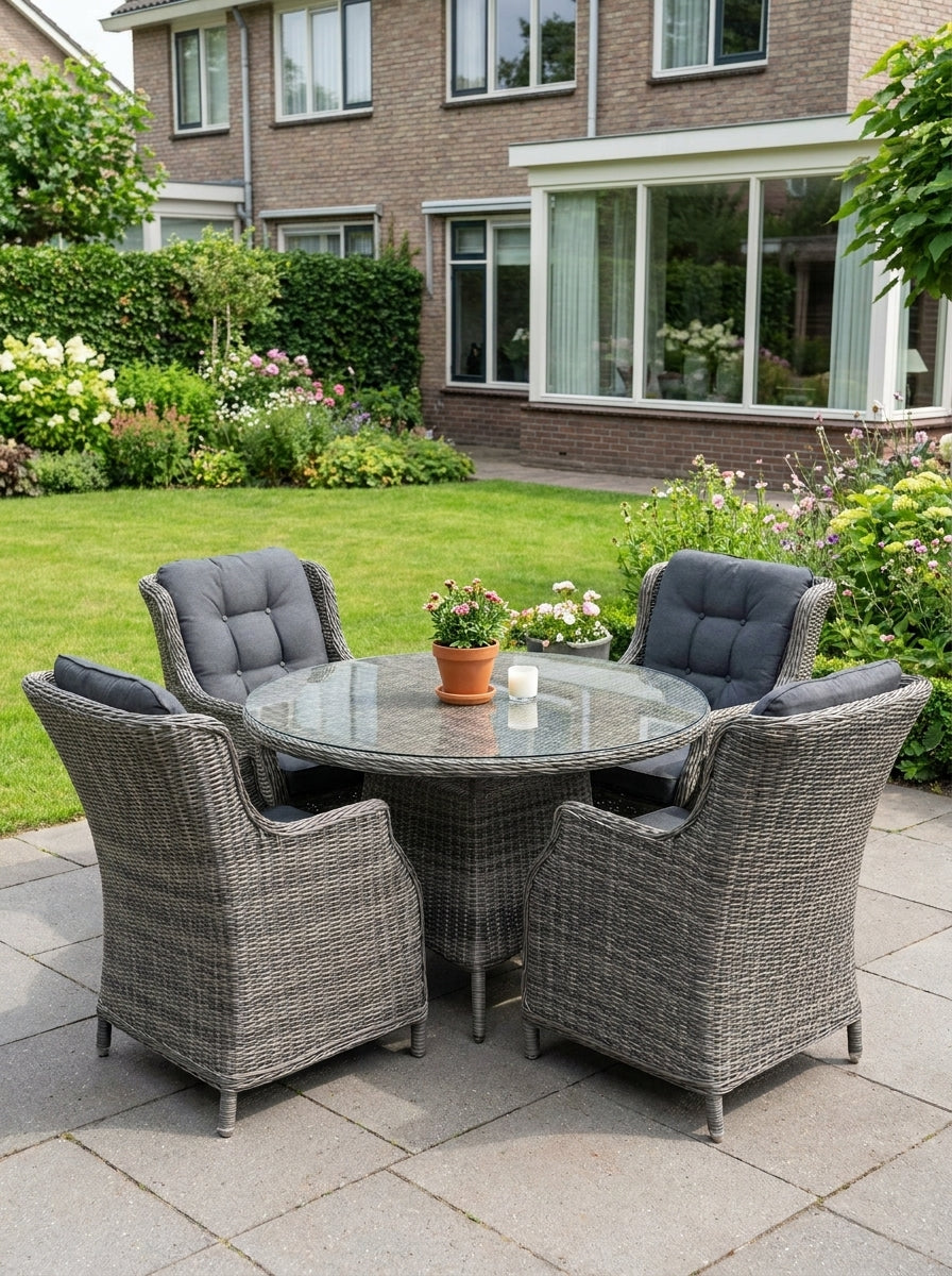 Brasil-Darwin Tuinset 4 Personen - Glas / Kobo Grey in een sfeervolle tuin - Outnest tuinmeubelen