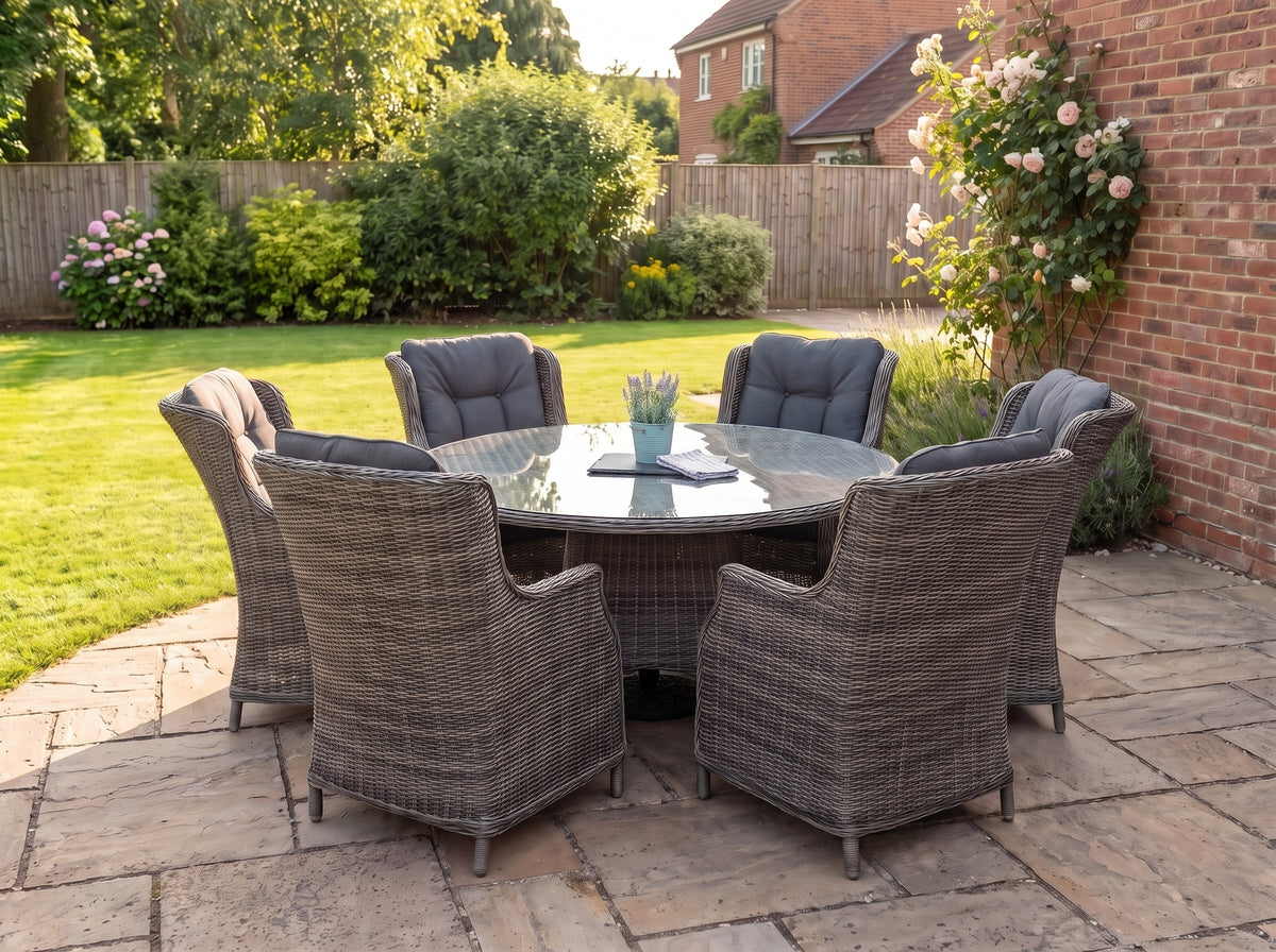 Brasil-Darwin Tuinset 6 Personen - Glas / Kobo Grey in een sfeervolle tuin - Outnest tuinmeubelen