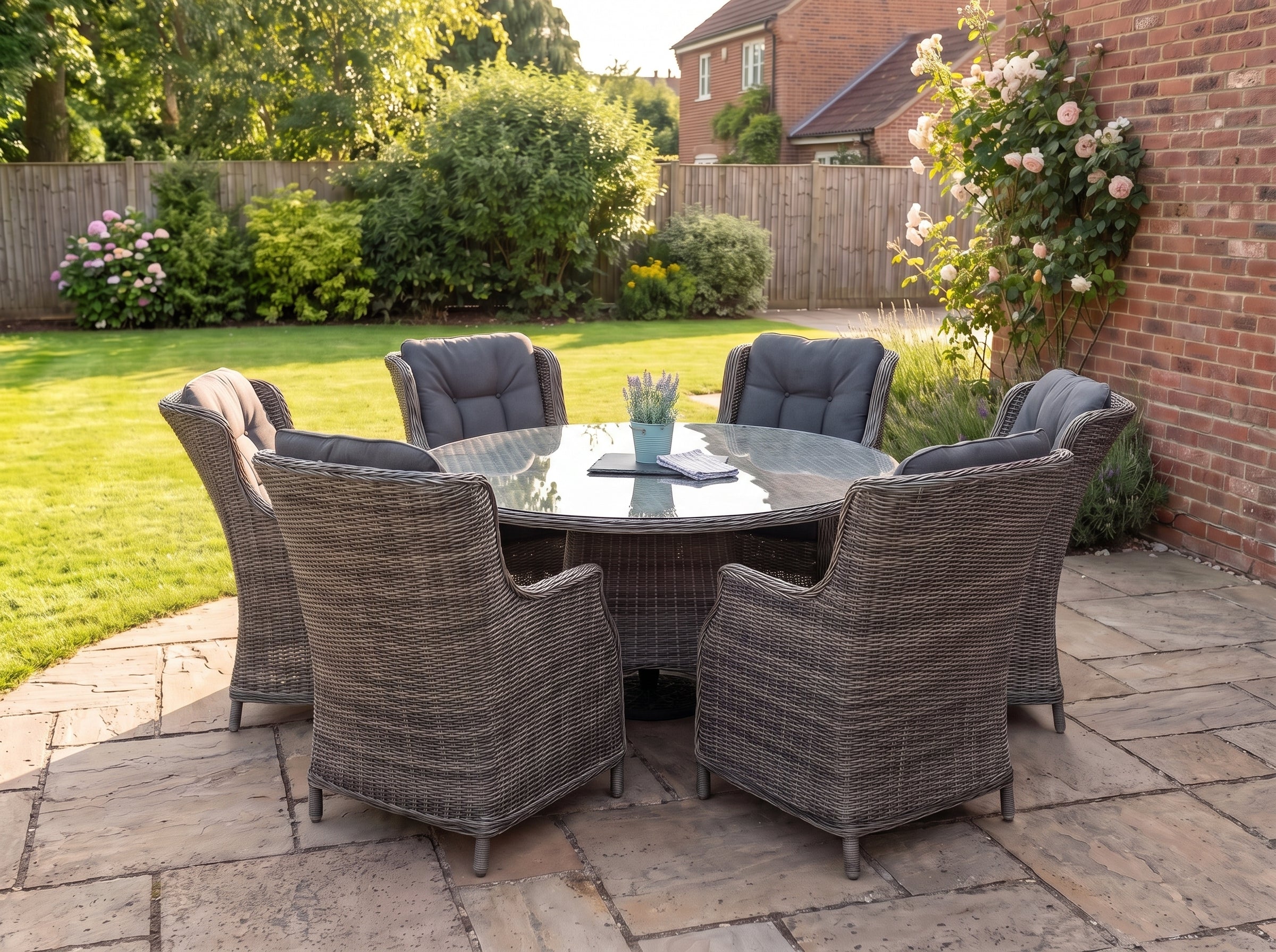 Brasil-Darwin Tuinset 6 Personen - Glas / Kobo Grey in een sfeervolle tuin - Outnest tuinmeubelen