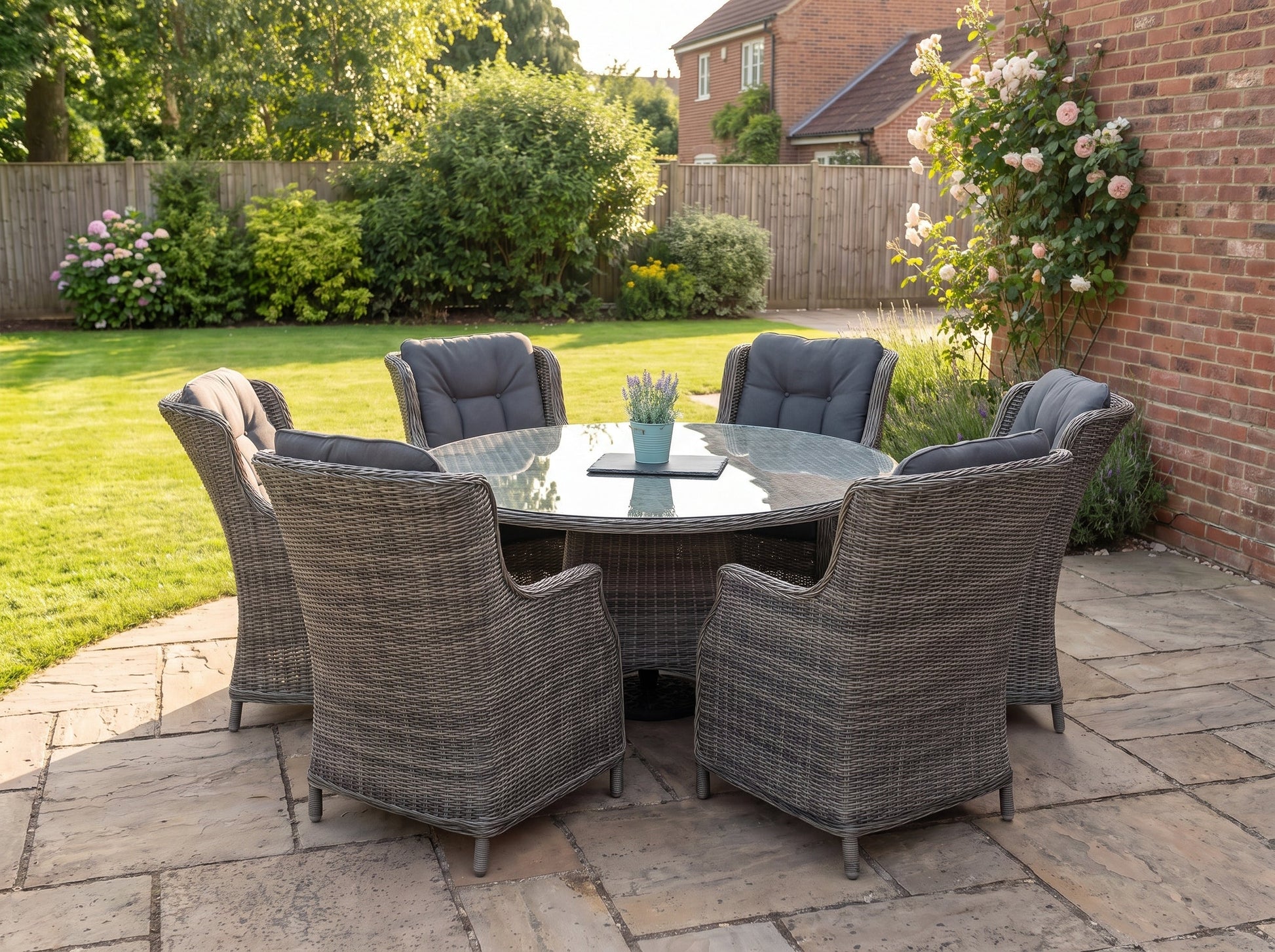 Brasil-Darwin Tuinset 6 Personen - Glas / Kobo Grey in een sfeervolle tuin - Outnest tuinmeubelen