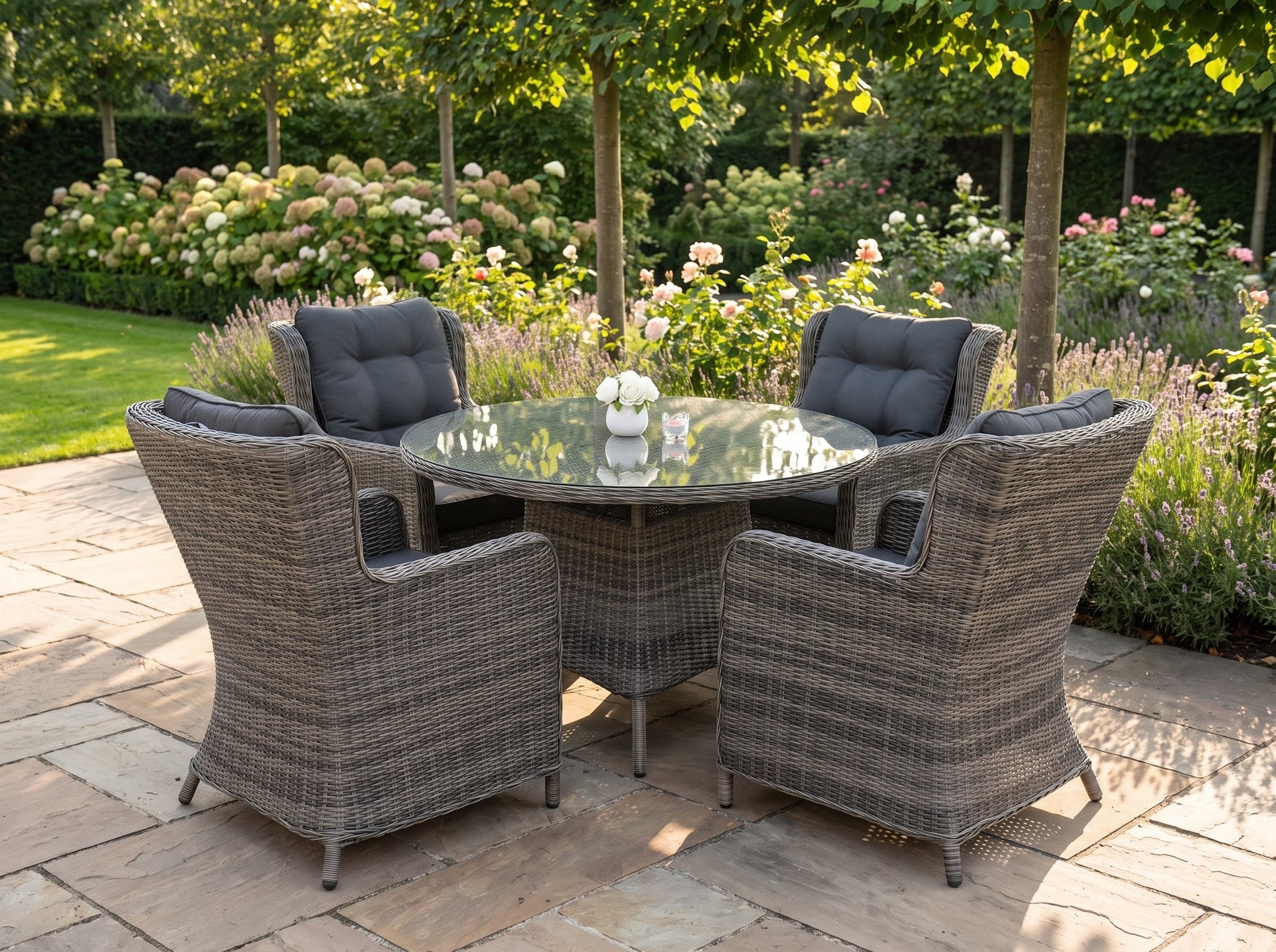 Brasil-Delano Tuinset 4 Personen - Glas / Kobo Grey in een sfeervolle tuin - Outnest tuinmeubelen