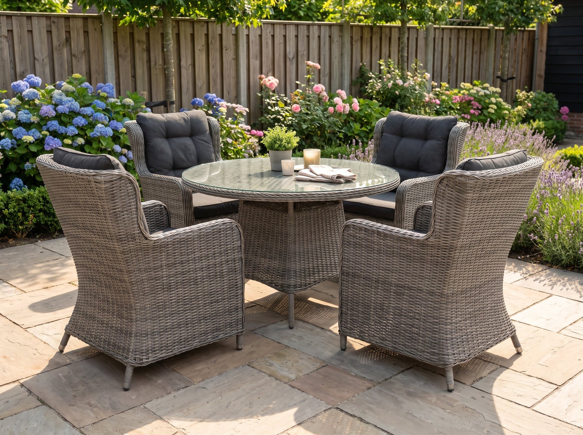 Brasil-Delano Tuinset 4 Personen - Glas / Natural Grey in een sfeervolle tuin - Outnest tuinmeubelen
