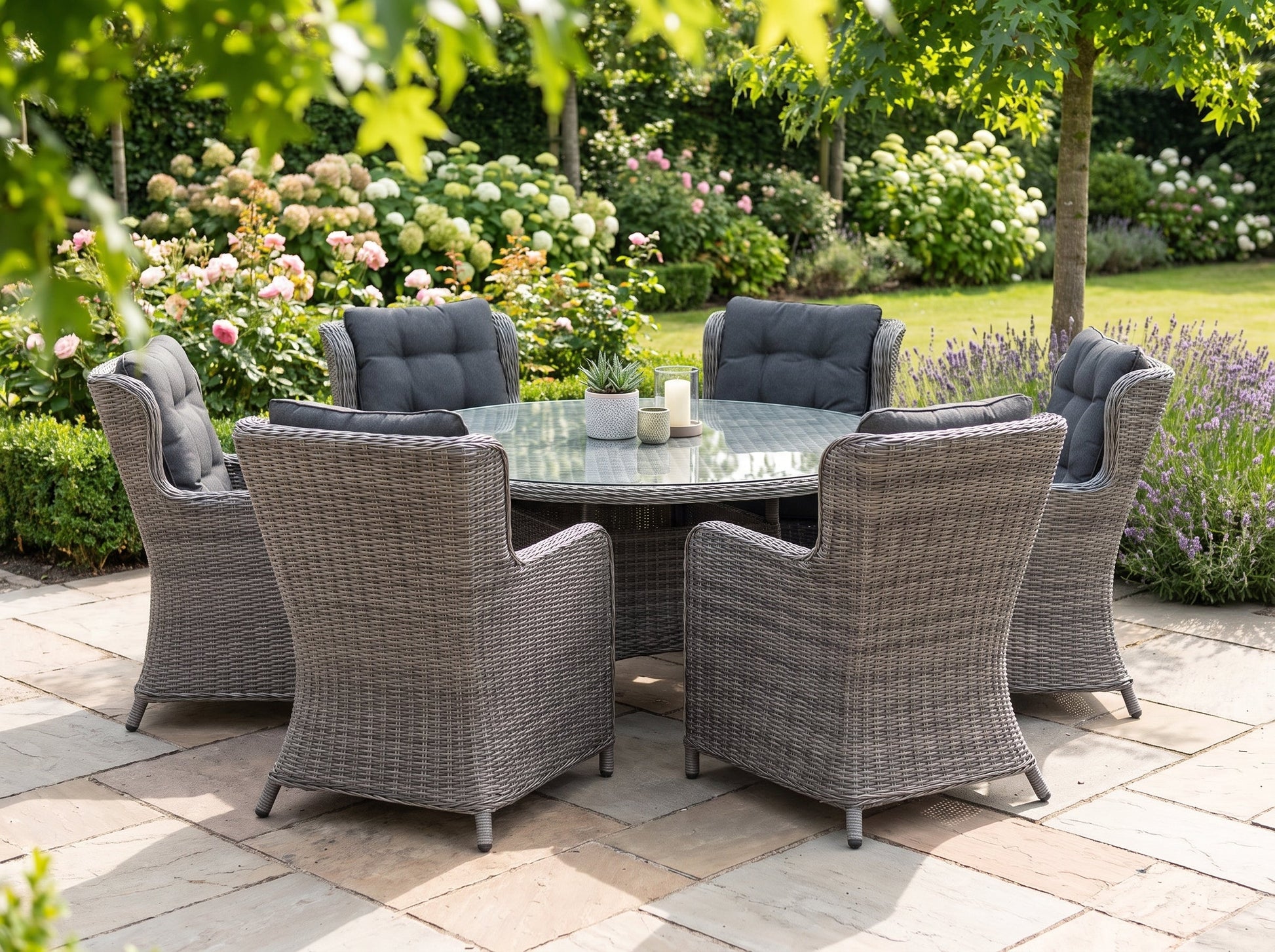 Brasil-Delano Tuinset 6 Personen - Glas / Natural Grey in een sfeervolle tuin - Outnest tuinmeubelen