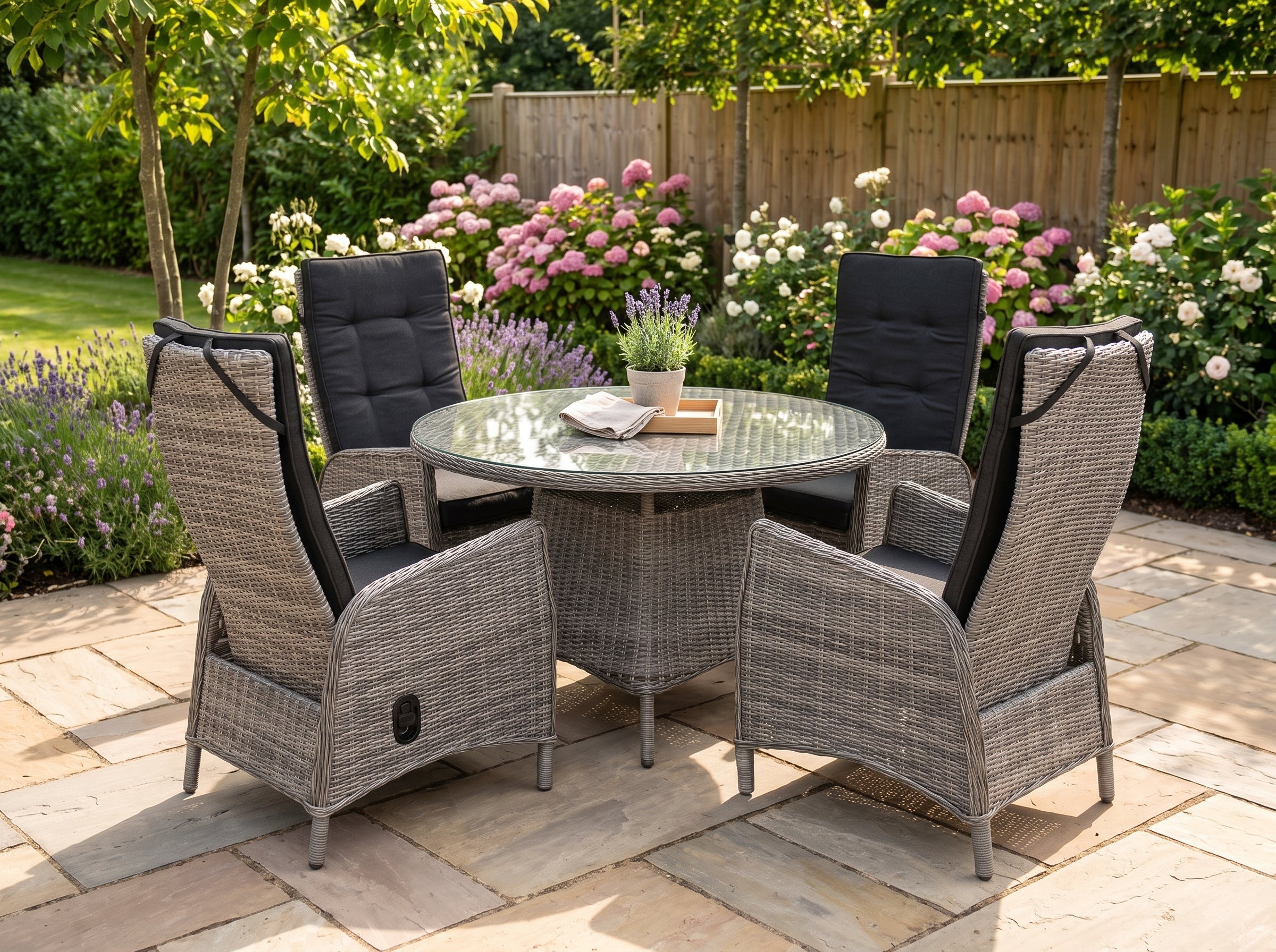 Brasil-Kansas Verstelbare Tuinset 4 Personen - Glas / Natural Grey in een sfeervolle tuin - Outnest tuinmeubelen