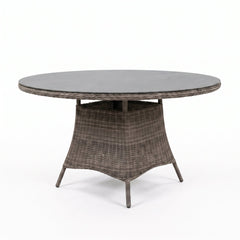Brasil Ronde Tuintafel 120 cm - Glas / Natural Grey in een sfeervolle tuin - Outnest tuinmeubelen