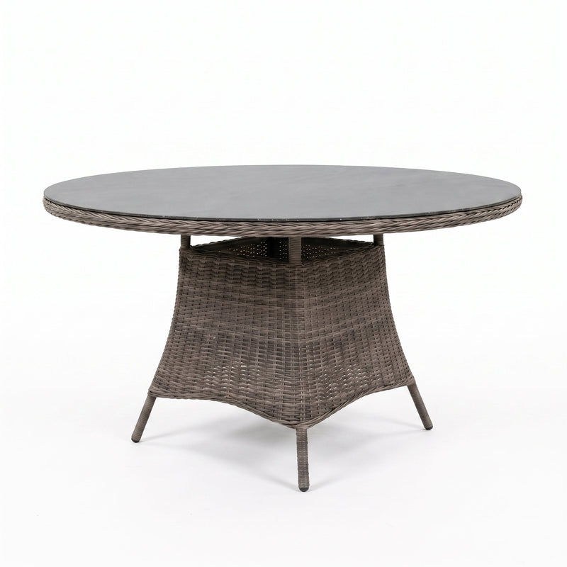 Brasil Ronde Tuintafel 120 cm - Glas / Natural Grey in een sfeervolle tuin - Outnest tuinmeubelen