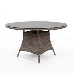 Brasil Ronde Tuintafel 120 cm - Glas / Rock Grey in een sfeervolle tuin - Outnest tuinmeubelen