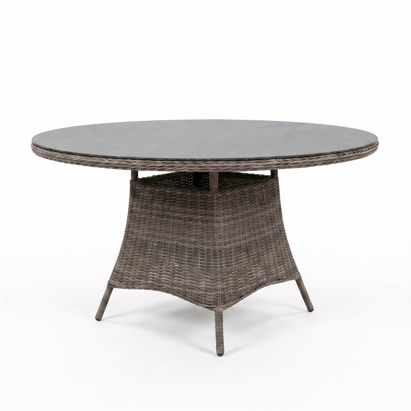 Brasil Ronde Tuintafel 120 cm - Glas / Rock Grey in een sfeervolle tuin - Outnest tuinmeubelen